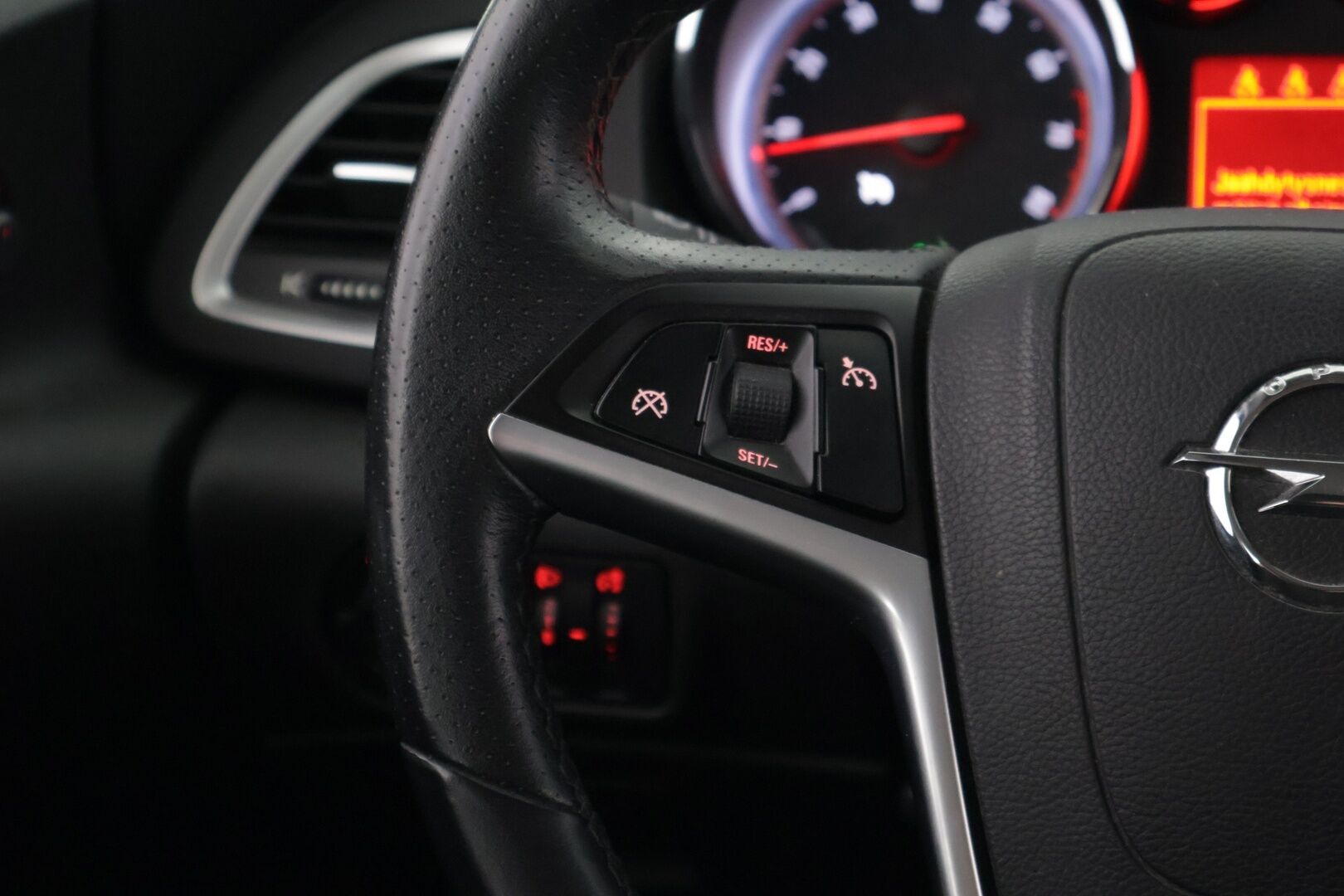 Opel Astra 2010 5-ov Sport 1,4 Turbo Ecotec 103kW MT6  *HYVIN REMPATTU / PIENI KULUTTEINEN / VETOKOUKKU* Myydään huutokaupat.com - Hyvin pidetty /käytännöllinen /  pienkulutteinen