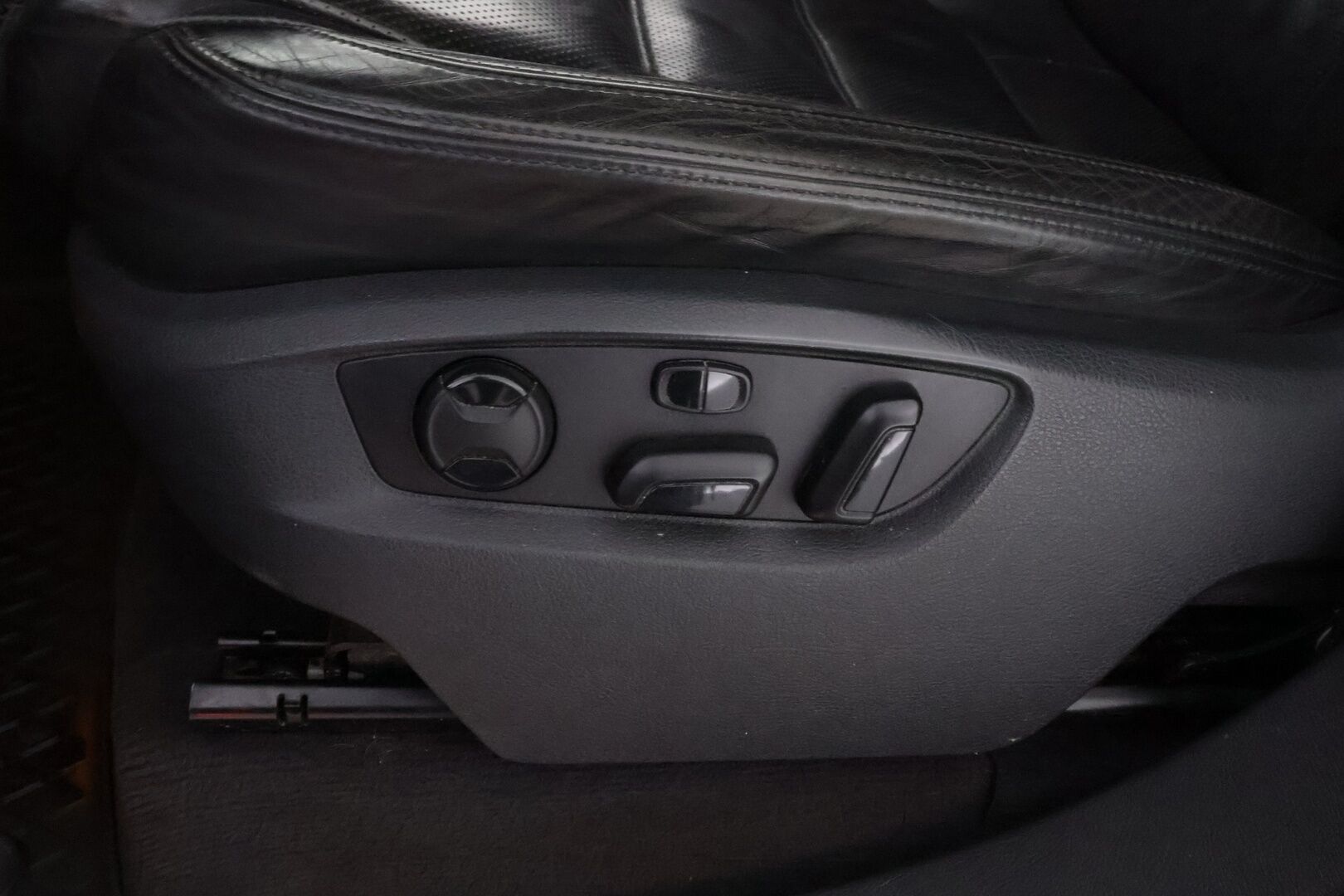 Volkswagen Touareg 2011 3,0 V6 TDI 176 kW (240 hv) 4XMOTION BlueMotion Technology Tiptronic-automaatti - YritysOutlet - Myydään vain yrityksille - Hyvät varusteet / Yritysasiakkaille myynnissä!