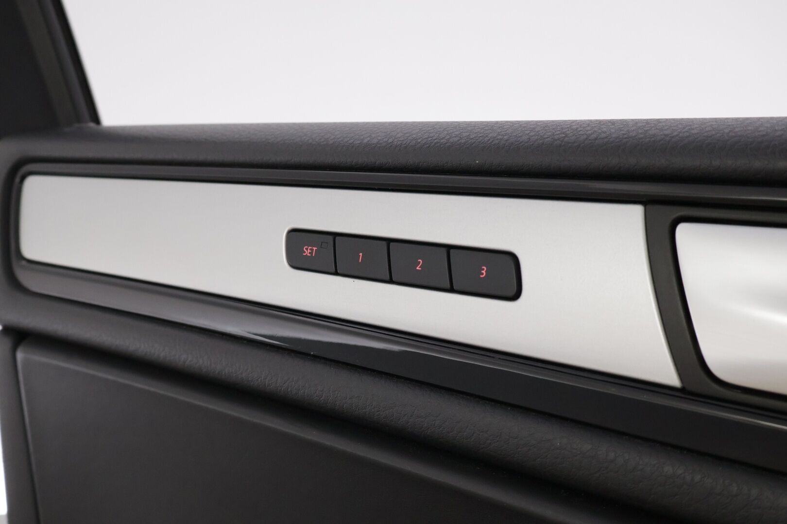 Volkswagen Touareg 2011 3,0 V6 TDI 176 kW (240 hv) 4XMOTION BlueMotion Technology Tiptronic-automaatti - YritysOutlet - Myydään vain yrityksille - Hyvät varusteet / Yritysasiakkaille myynnissä!