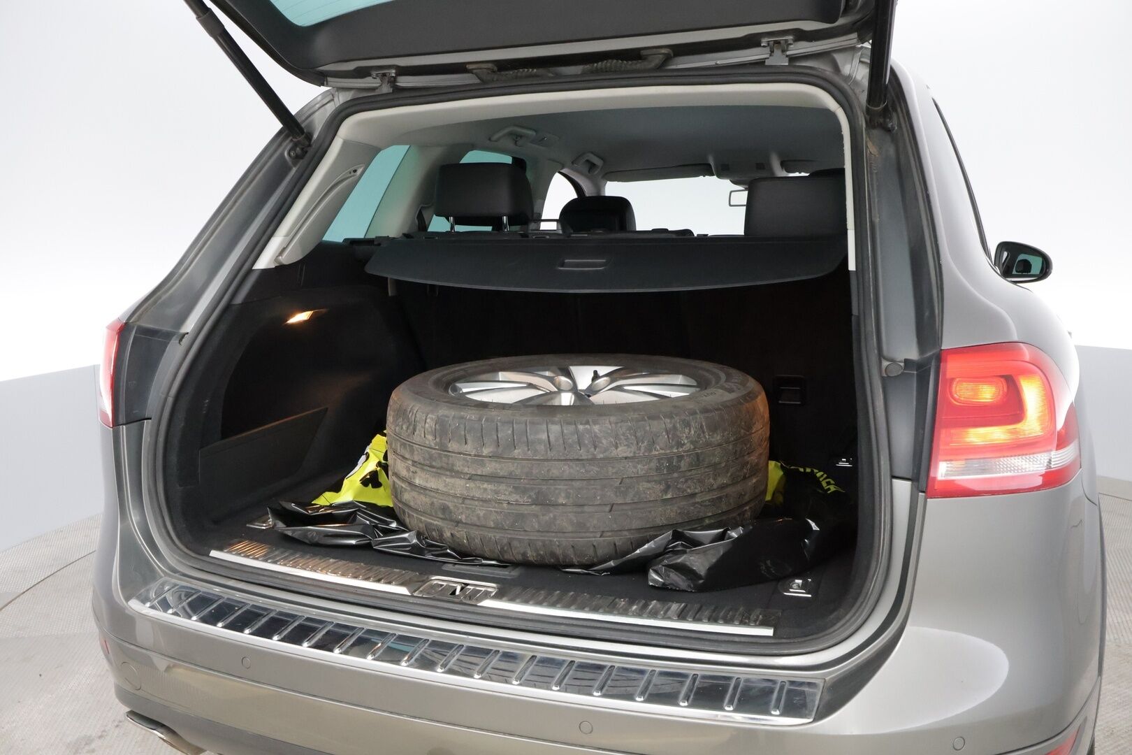 Volkswagen Touareg 2011 3,0 V6 TDI 176 kW (240 hv) 4XMOTION BlueMotion Technology Tiptronic-automaatti - YritysOutlet - Myydään vain yrityksille - Hyvät varusteet / Yritysasiakkaille myynnissä!