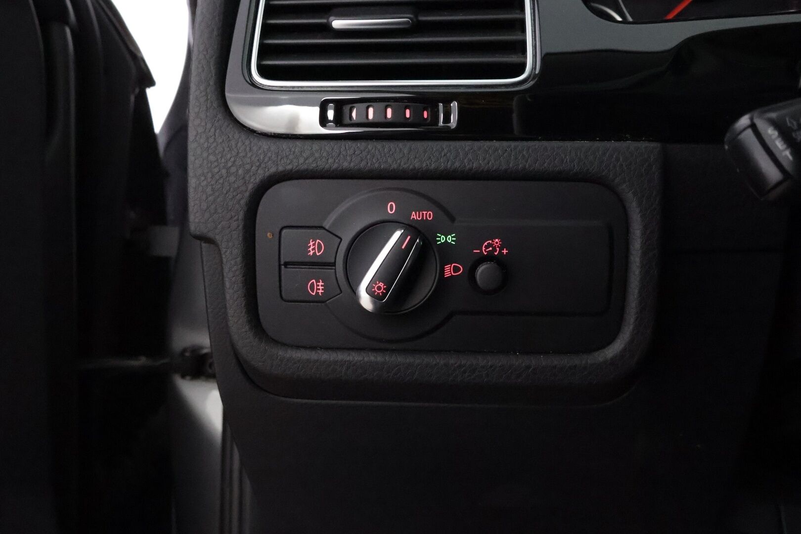 Volkswagen Touareg 2011 3,0 V6 TDI 176 kW (240 hv) 4XMOTION BlueMotion Technology Tiptronic-automaatti - YritysOutlet - Myydään vain yrityksille - Hyvät varusteet / Yritysasiakkaille myynnissä!