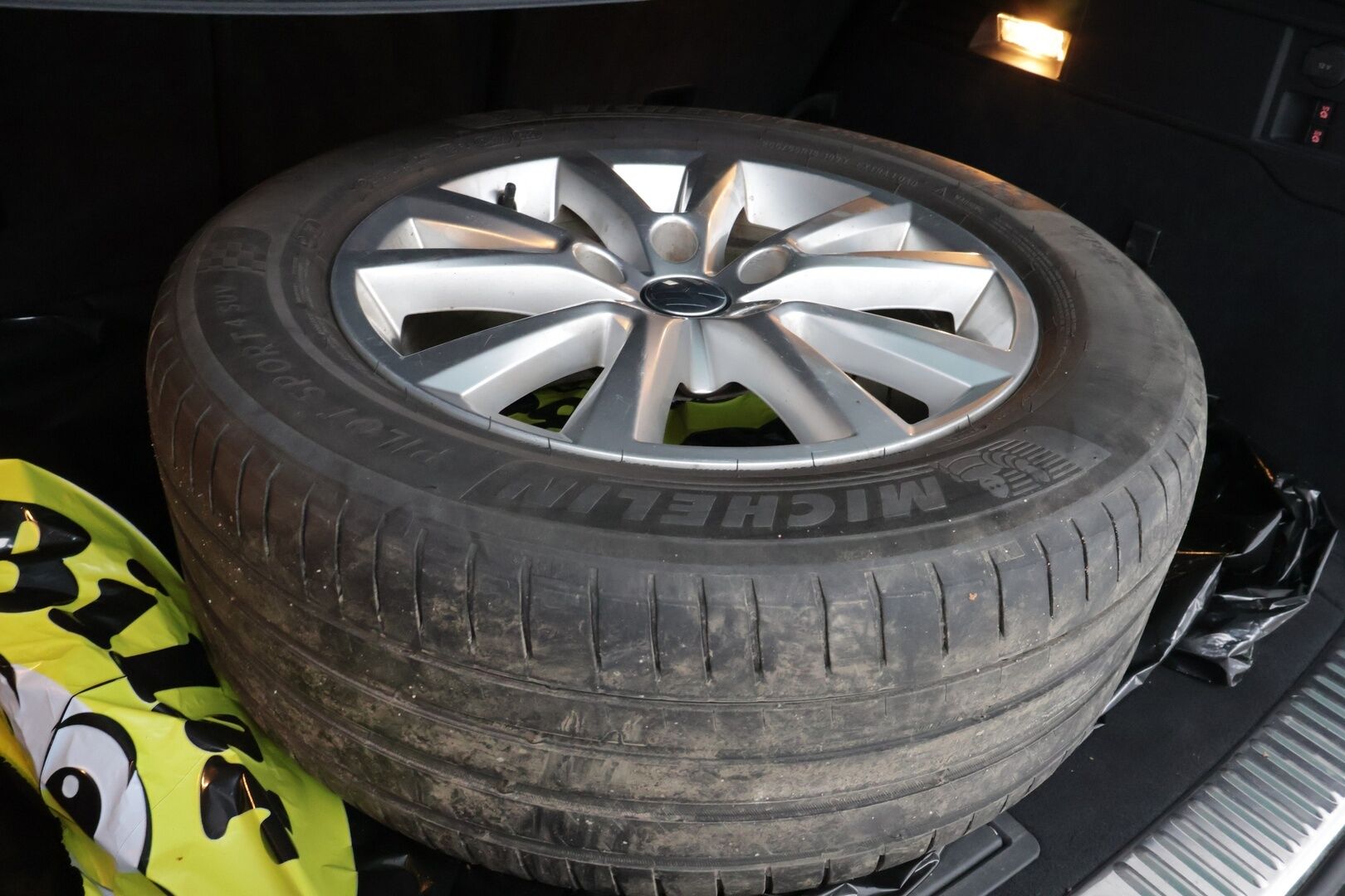 Volkswagen Touareg 2011 3,0 V6 TDI 176 kW (240 hv) 4XMOTION BlueMotion Technology Tiptronic-automaatti MYYDÄÄN HUUTOKAUPAT.COM! - MYYDÄÄN HUUTOKAUPAT.COM!