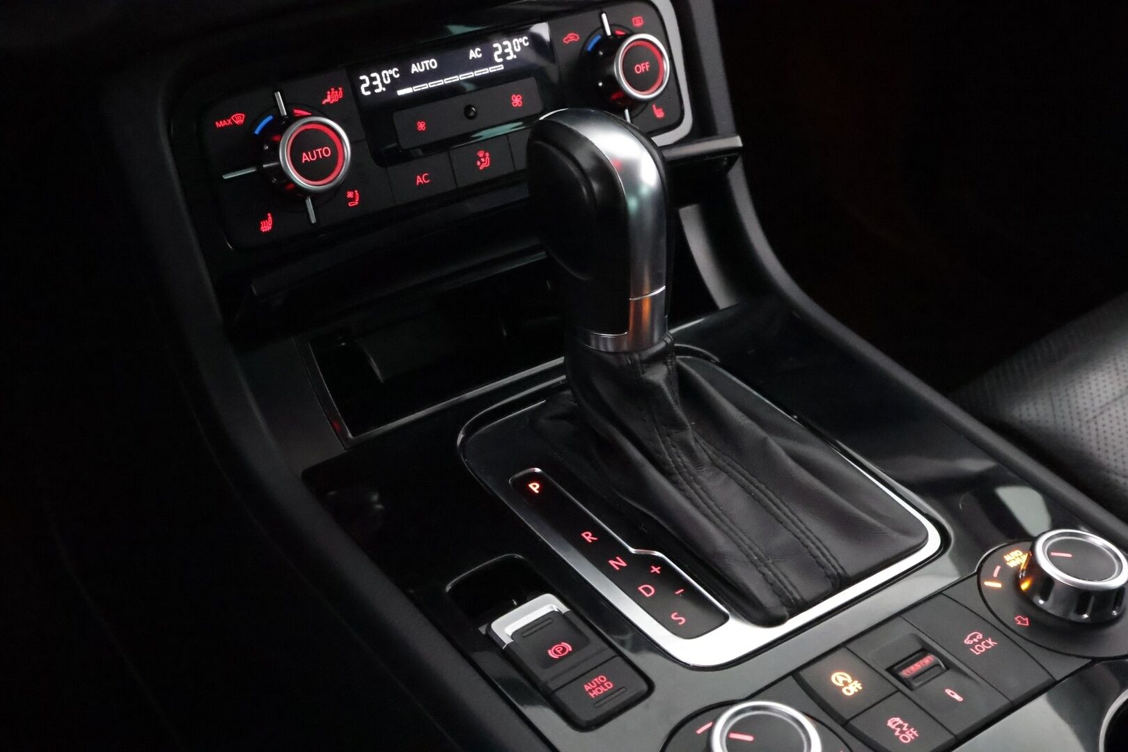 Volkswagen Touareg 2011 3,0 V6 TDI 176 kW (240 hv) 4XMOTION BlueMotion Technology Tiptronic-automaatti - YritysOutlet - Myydään vain yrityksille - Hyvät varusteet / Yritysasiakkaille myynnissä!