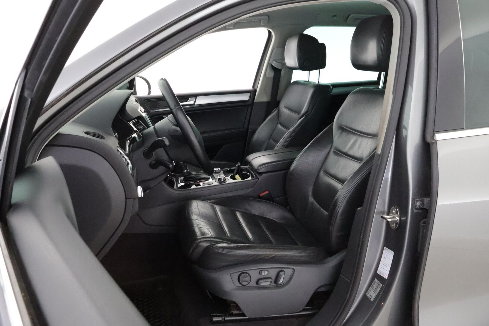 Volkswagen Touareg 2011 3,0 V6 TDI 176 kW (240 hv) 4XMOTION BlueMotion Technology Tiptronic-automaatti - YritysOutlet - Myydään vain yrityksille - Hyvät varusteet / Yritysasiakkaille myynnissä!