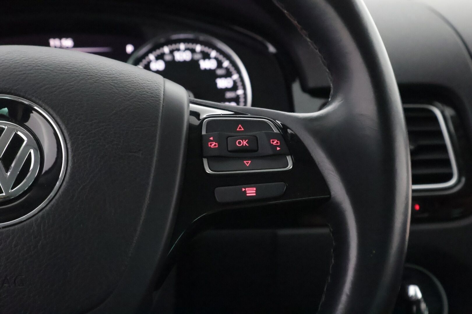 Volkswagen Touareg 2011 3,0 V6 TDI 176 kW (240 hv) 4XMOTION BlueMotion Technology Tiptronic-automaatti MYYDÄÄN HUUTOKAUPAT.COM! - MYYDÄÄN HUUTOKAUPAT.COM!