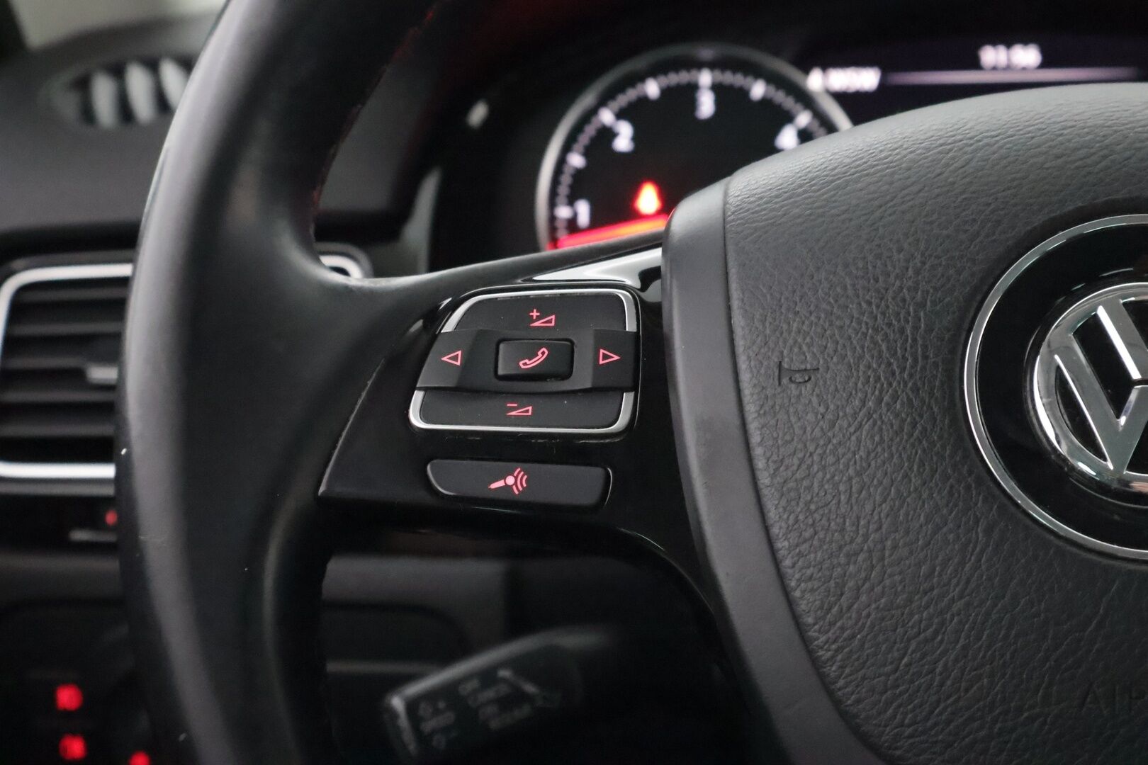 Volkswagen Touareg 2011 3,0 V6 TDI 176 kW (240 hv) 4XMOTION BlueMotion Technology Tiptronic-automaatti - YritysOutlet - Myydään vain yrityksille - Hyvät varusteet / Yritysasiakkaille myynnissä!