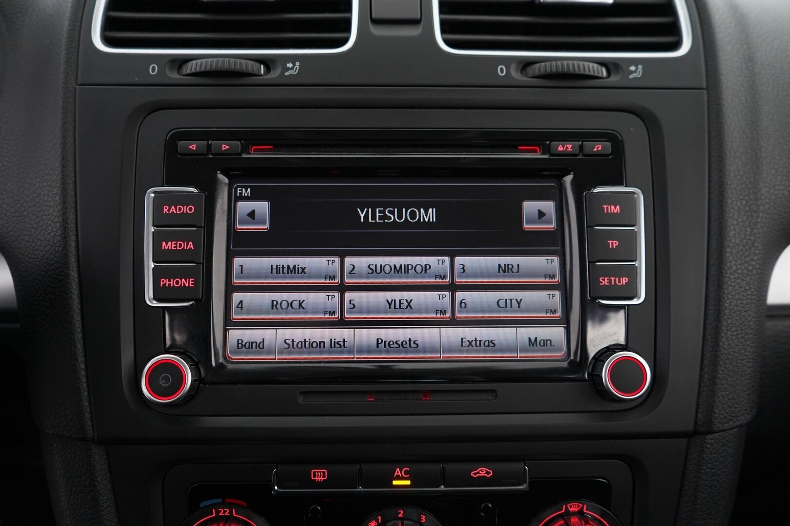 Volkswagen Golf 2011 Highline 2,0 TDI 103 kW (140 hv) BlueMotion Technology DSG-aut 4-ov - Suomi-auto / Kahdet renkaat aluvantein / Säntillinen huoltokirja viimeisin huolto 02/26 - HULLUT AVAJAISHULINAT KORKOTARJOUS 3,29 %