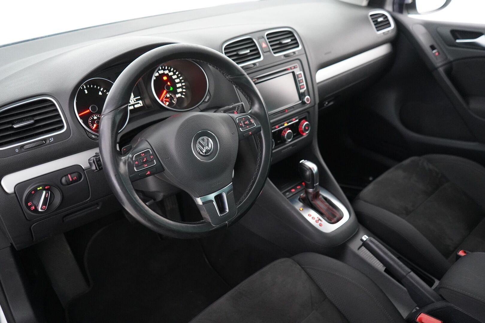 Volkswagen Golf 2011 Highline 2,0 TDI 103 kW (140 hv) BlueMotion Technology DSG-aut 4-ov - Suomi-auto / Kahdet renkaat aluvantein / Säntillinen huoltokirja viimeisin huolto 02/26 - HULLUT AVAJAISHULINAT KORKOTARJOUS 3,29 %