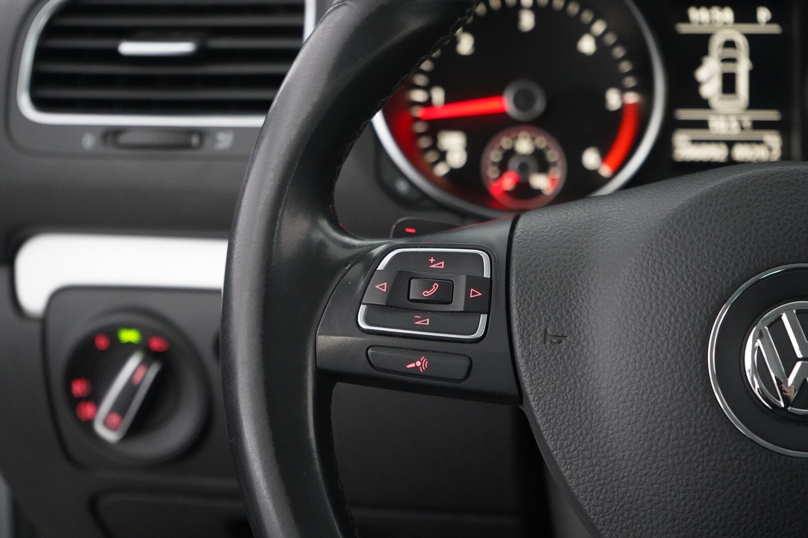 Volkswagen Golf 2011 2.0 TDI Highline 103kW (140hv) DSG aut. - Webasto | Kamera | Tutkat | Varkkari | Suomi-auto | Kahdet renkaat aluvantein | Säntillinen huoltokirja | Viimeisin huolto 02/26