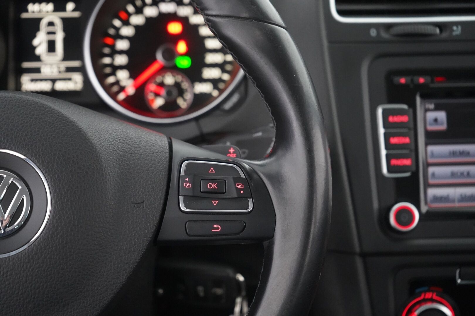 Volkswagen Golf 2011 Highline 2,0 TDI 103 kW (140 hv) BlueMotion Technology DSG-aut 4-ov - Suomi-auto / Kahdet renkaat aluvantein / Säntillinen huoltokirja viimeisin huolto 02/26 - HULLUT AVAJAISHULINAT KORKOTARJOUS 3,29 %