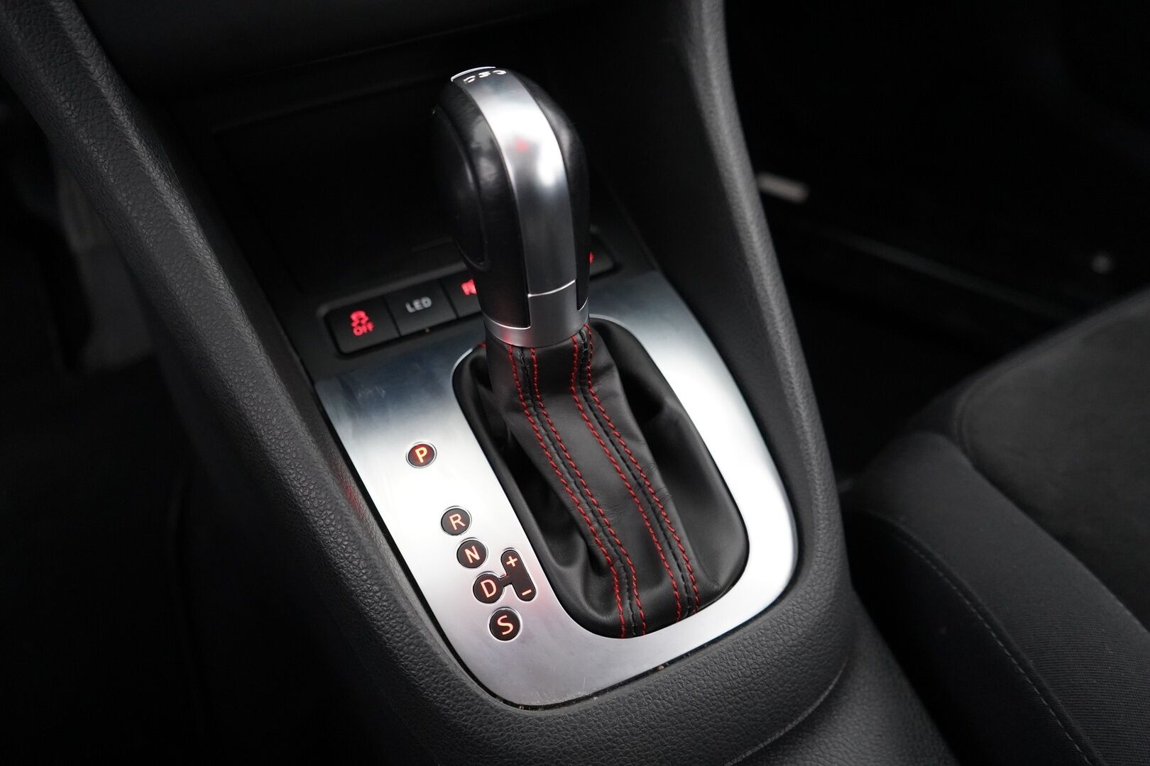 Volkswagen Golf 2011 Highline 2,0 TDI 103 kW (140 hv) BlueMotion Technology DSG-aut 4-ov - Suomi-auto / Kahdet renkaat aluvantein / Säntillinen huoltokirja viimeisin huolto 02/26 - HULLUT AVAJAISHULINAT KORKOTARJOUS 3,29 %