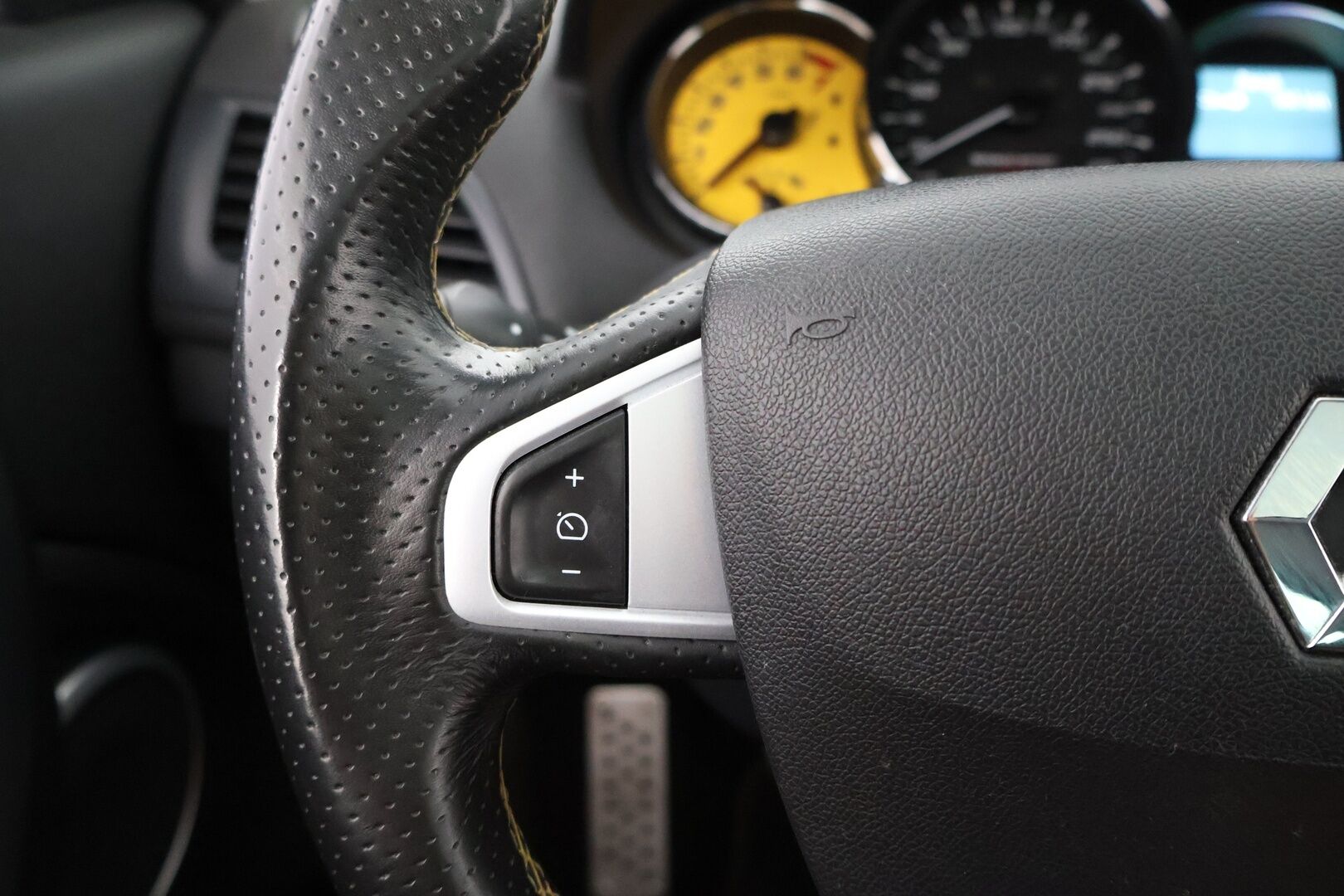 Renault Megane 2011 RS 2,0 T 250hv 6MT - Suomiauto | Lasikattoluukku | Kuppipenkit | Lohkolämmitin | Xenon | Navi | Vakkari | NÄYTTÄVÄ!