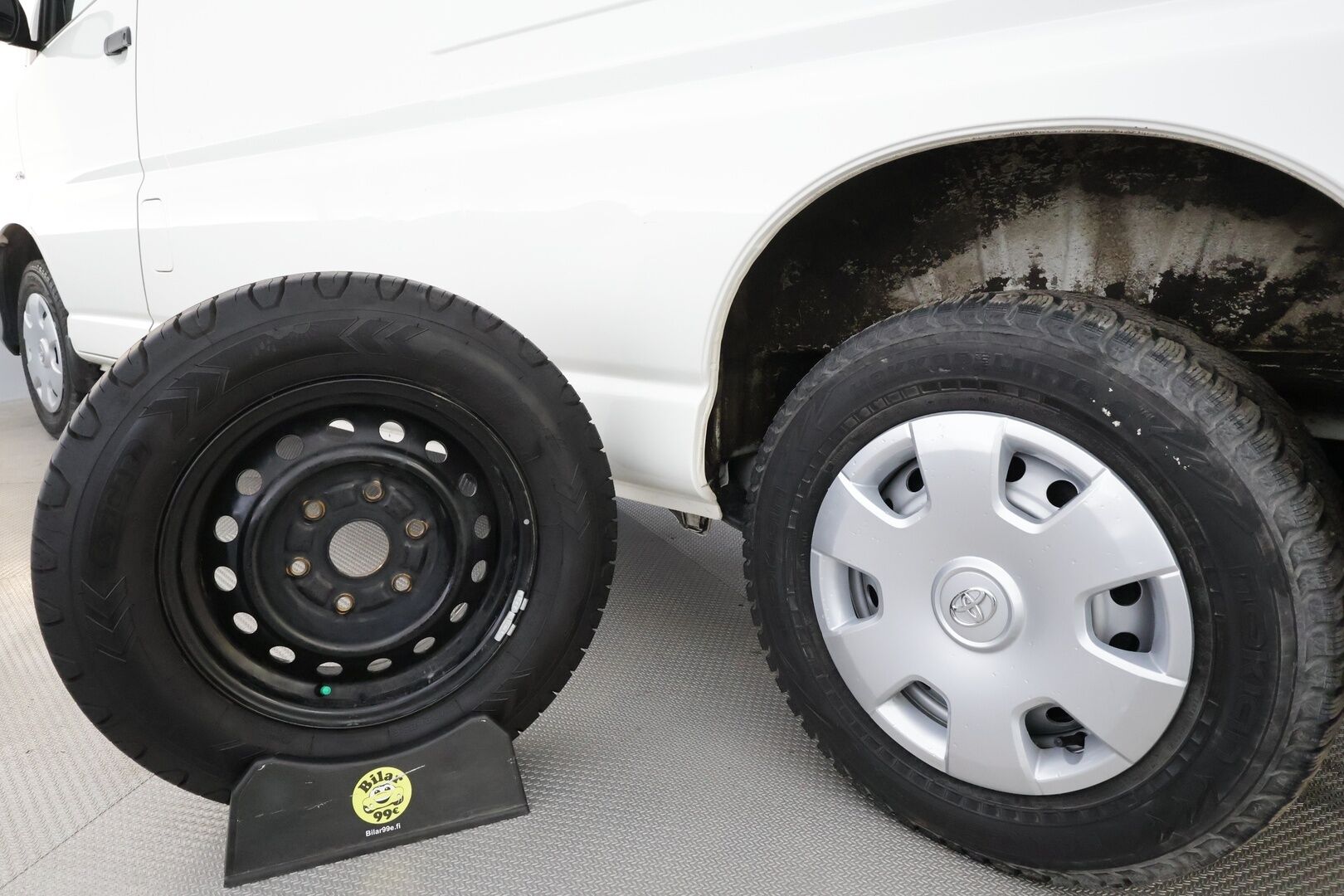 Toyota Hiace 2011 2,5 D-4D 95 4ov pitkä * Suomi-auto / Ilmastointi / 2xRenkaat / Power Heater / Lohkolämmitin / Koukku * - Huippusiisti - HULLU BLACKWEEK KORKOTARJOUS 2,49%