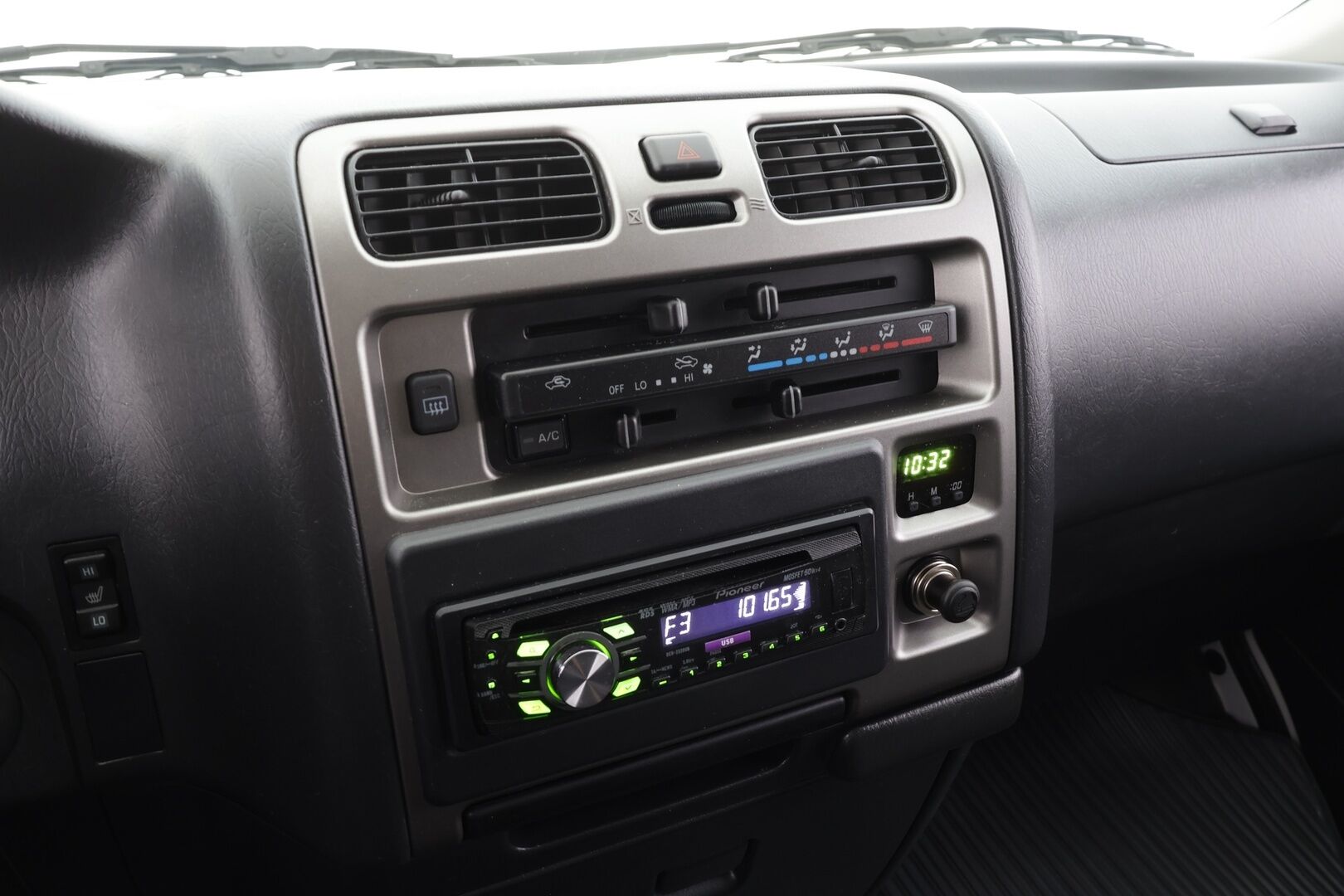 Toyota Hiace 2011 2,5 D-4D 95 4ov pitkä * Suomi-auto / Ilmastointi / 2xRenkaat / Power Heater / Lohkolämmitin / Koukku * - Huippusiisti - HULLU BLACKWEEK KORKOTARJOUS 2,49%