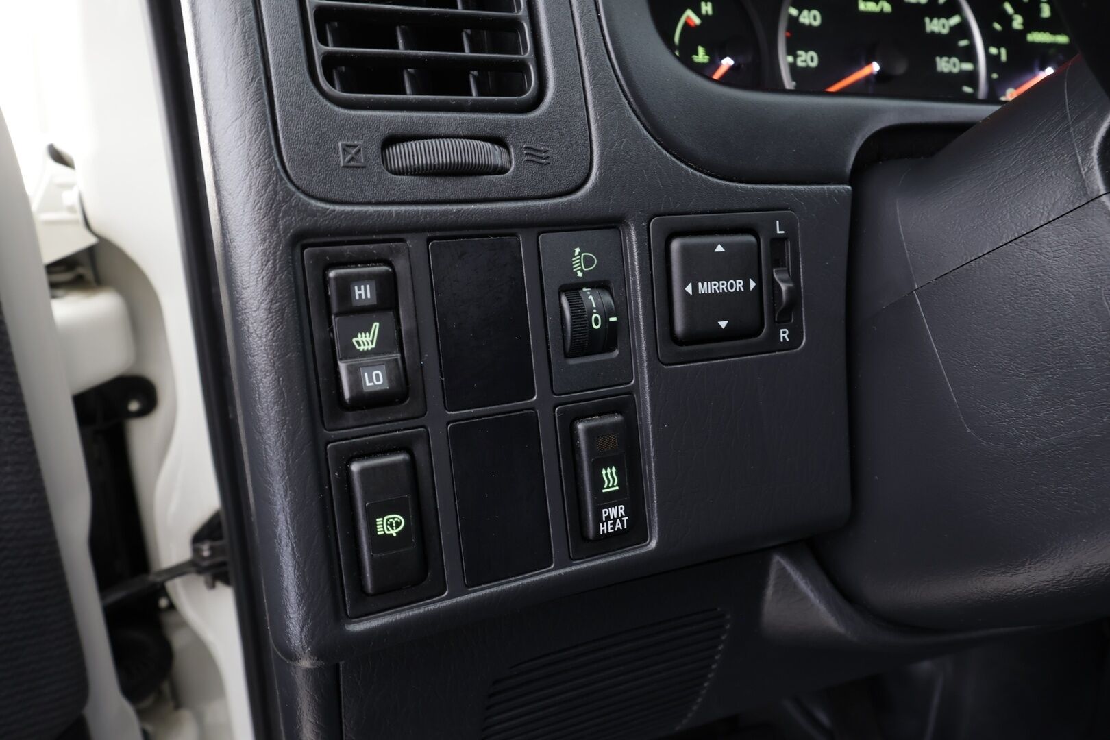 Toyota Hiace 2011 2,5 D-4D 95 4ov pitkä * Suomi-auto / Ilmastointi / 2xRenkaat / Power Heater / Lohkolämmitin / Koukku * - Huippusiisti - HULLU BLACKWEEK KORKOTARJOUS 2,49%