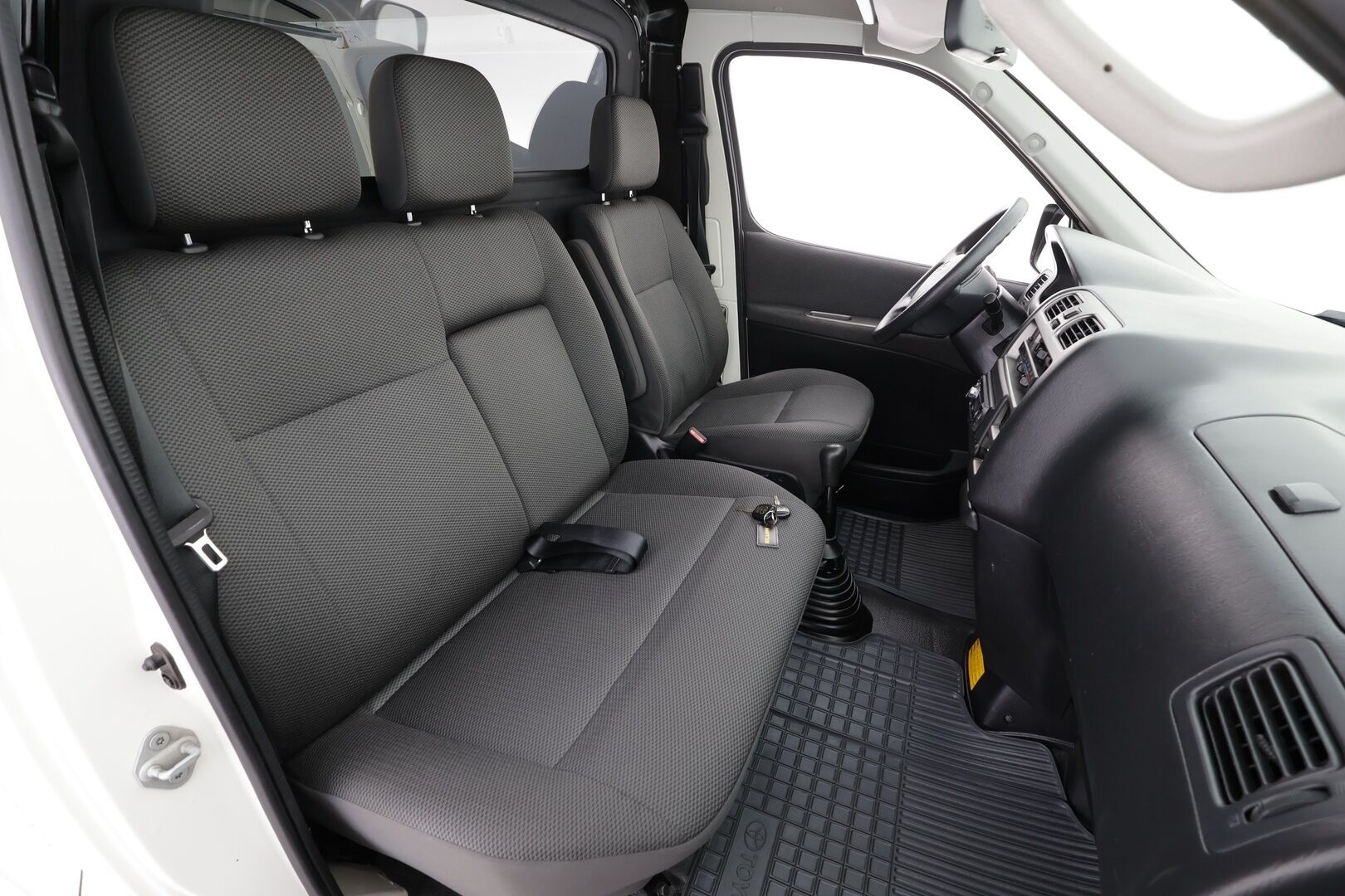 Toyota Hiace 2011 2,5 D-4D 95 4ov pitkä * Suomi-auto / Ilmastointi / 2xRenkaat / Power Heater / Lohkolämmitin / Koukku * - Huippusiisti - HULLU BLACKWEEK KORKOTARJOUS 2,49%