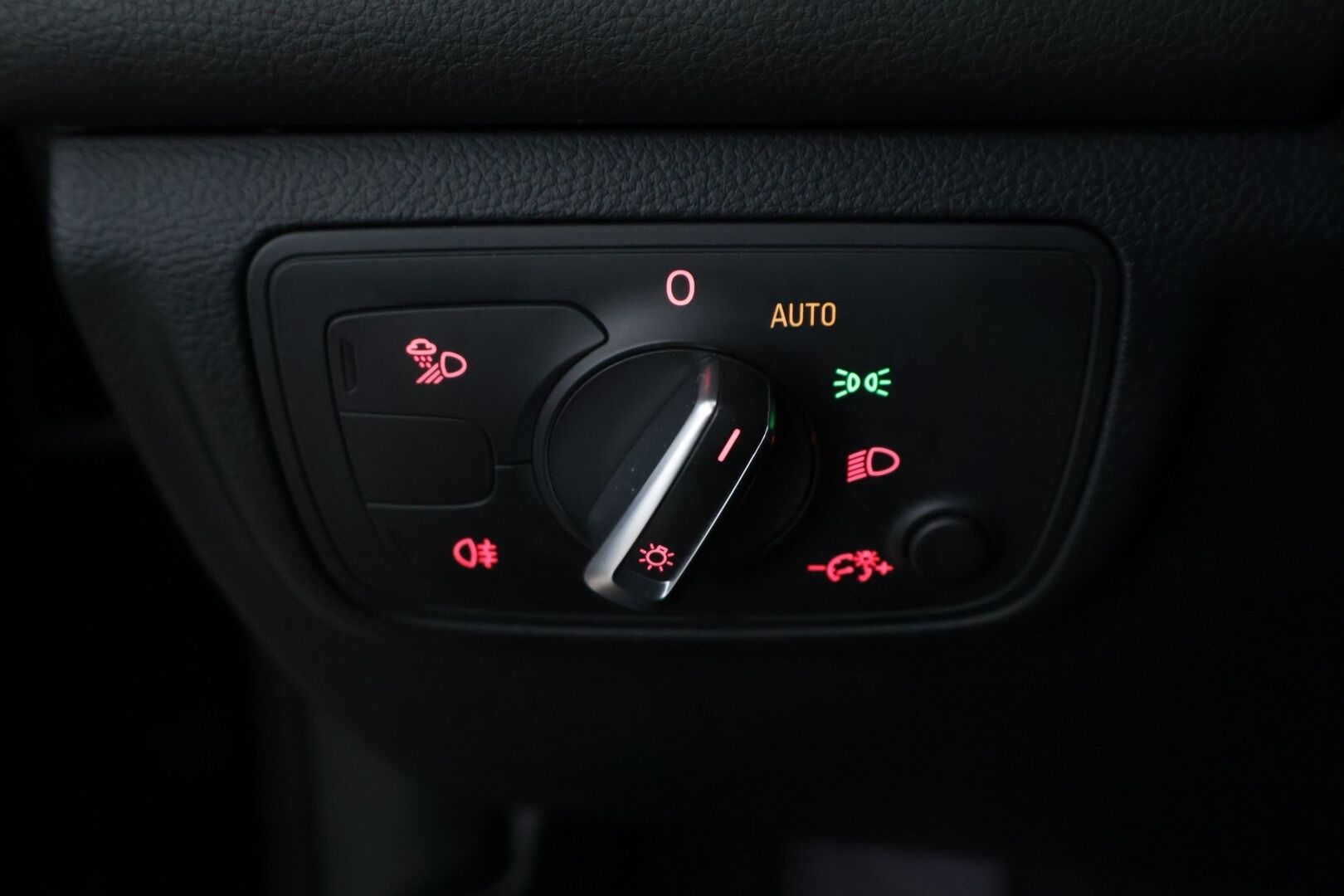 Audi A6 2012 Sedan 3,0 V6 TDI 150 kW quattro S tronic Start-Stop * / YritysOutlet - Myydään yrityksille / Vakkari / Tutkat / Taittuva vetokoukku / Lohkolämmitin / * - Myydään vain yrityksille / Ensimmäisellä omistajalla 14-vuotta ollut 3-litrainen Quattro / Säännöllisesti huollettu