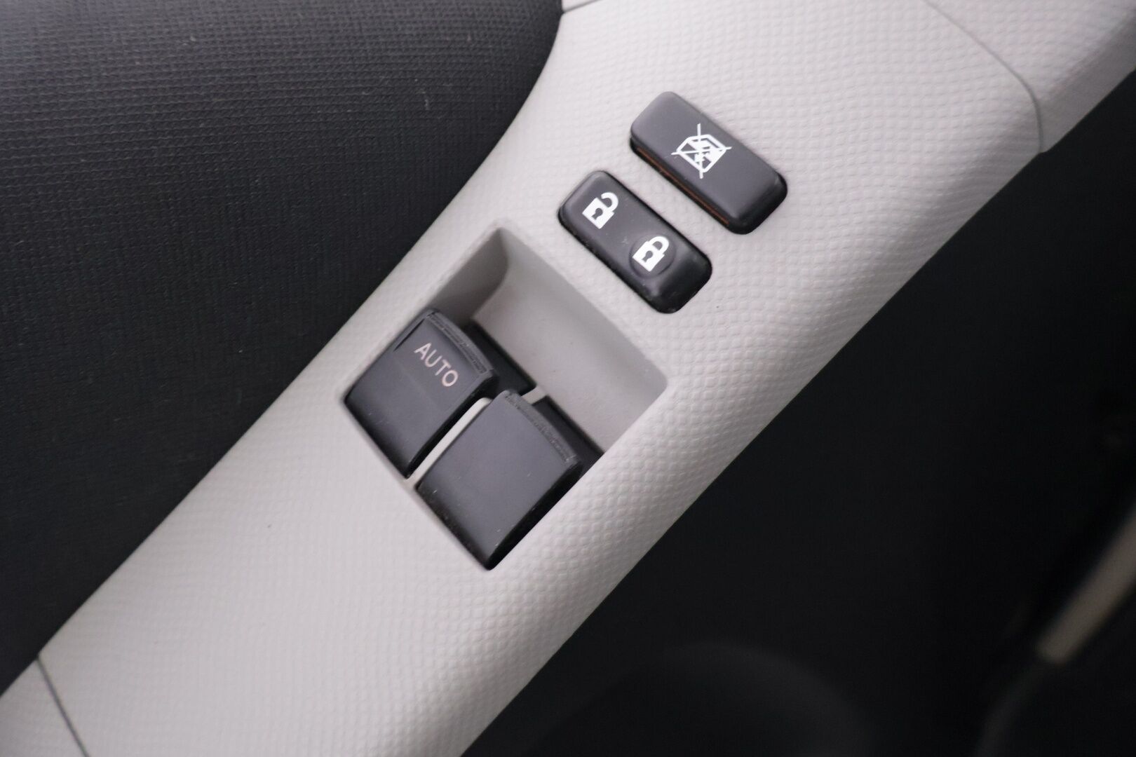 Toyota Yaris 2011 1,33 Dual VVT-i Stop & Start Edition 2011 5ov *Webasto / Lohko+Sisälämmitin / Ilmastointi / Kahdet renkaat * - Suomi-auto / Harvinainen Webasto kaukosäätimellä / Erittäin hienossa kunnossa oleva yksilö