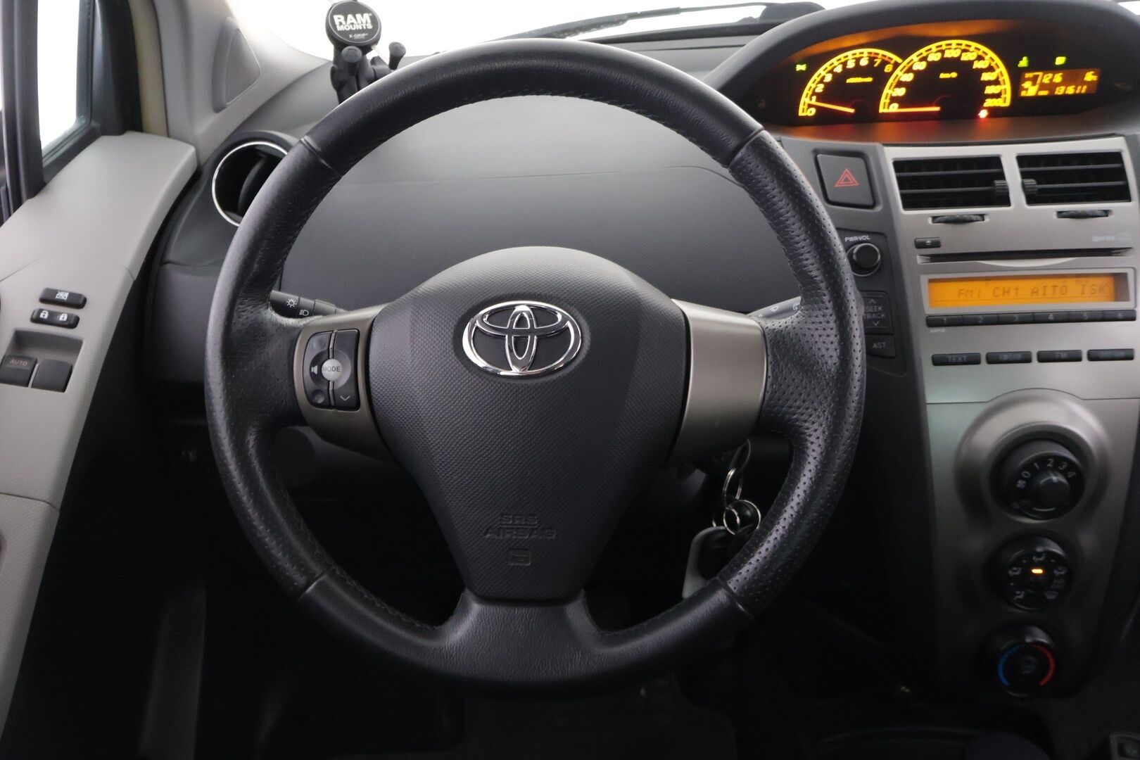 Toyota Yaris 2011 1,33 Dual VVT-i Stop & Start Edition 2011 5ov *Webasto / Lohko+Sisälämmitin / Ilmastointi / Kahdet renkaat * - Suomi-auto / Harvinainen Webasto kaukosäätimellä / Erittäin hienossa kunnossa oleva yksilö