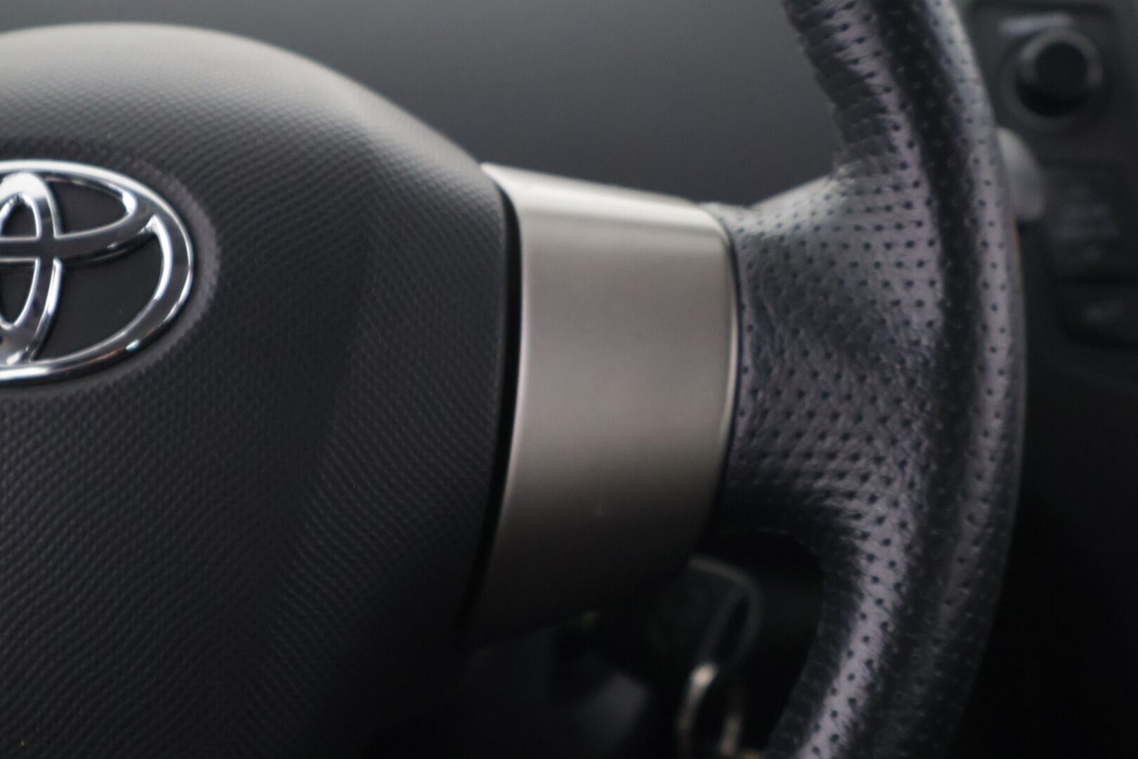 Toyota Yaris 2011 1,33 Dual VVT-i Stop & Start Edition 2011 5ov *Webasto / Lohko+Sisälämmitin / Ilmastointi / Kahdet renkaat * - Suomi-auto / Harvinainen Webasto kaukosäätimellä / Erittäin hienossa kunnossa oleva yksilö