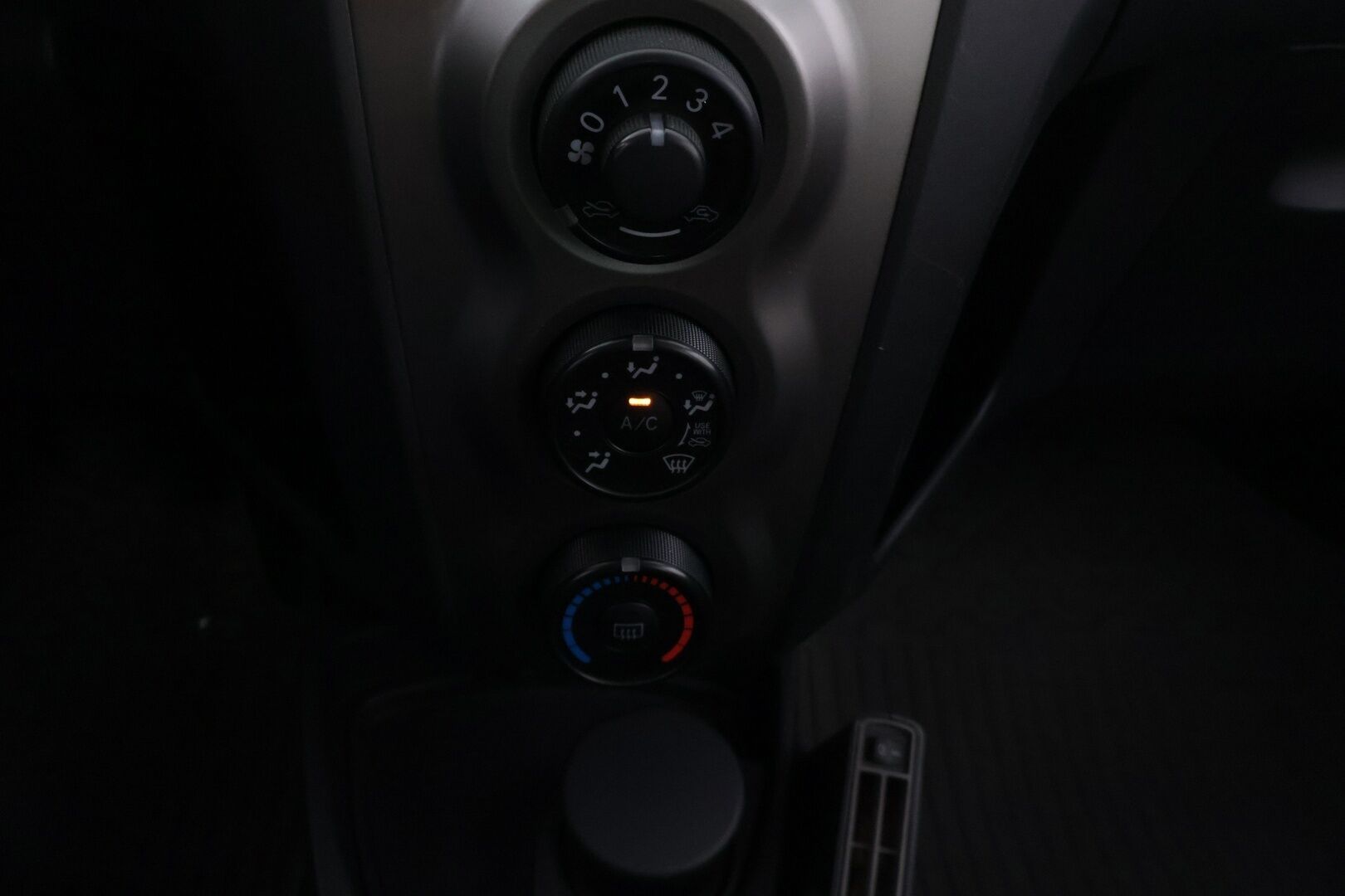 Toyota Yaris 2011 1,33 Dual VVT-i Stop & Start Edition 2011 5ov *Webasto / Lohko+Sisälämmitin / Ilmastointi / Kahdet renkaat * - Suomi-auto / Harvinainen Webasto kaukosäätimellä / Erittäin hienossa kunnossa oleva yksilö