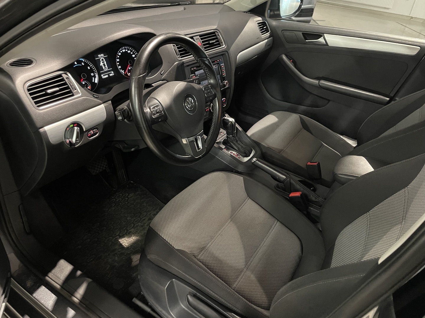 Volkswagen Jetta 2014 Hybrid 1,4 TSI 110 kW (150 hv) DSG-aut. - YritysOutlet - Myydään vain yrityksille - | Leima 06/2027 | Vakkari | Xenon | Kahdet renkaat/vanteet | Siisti! |