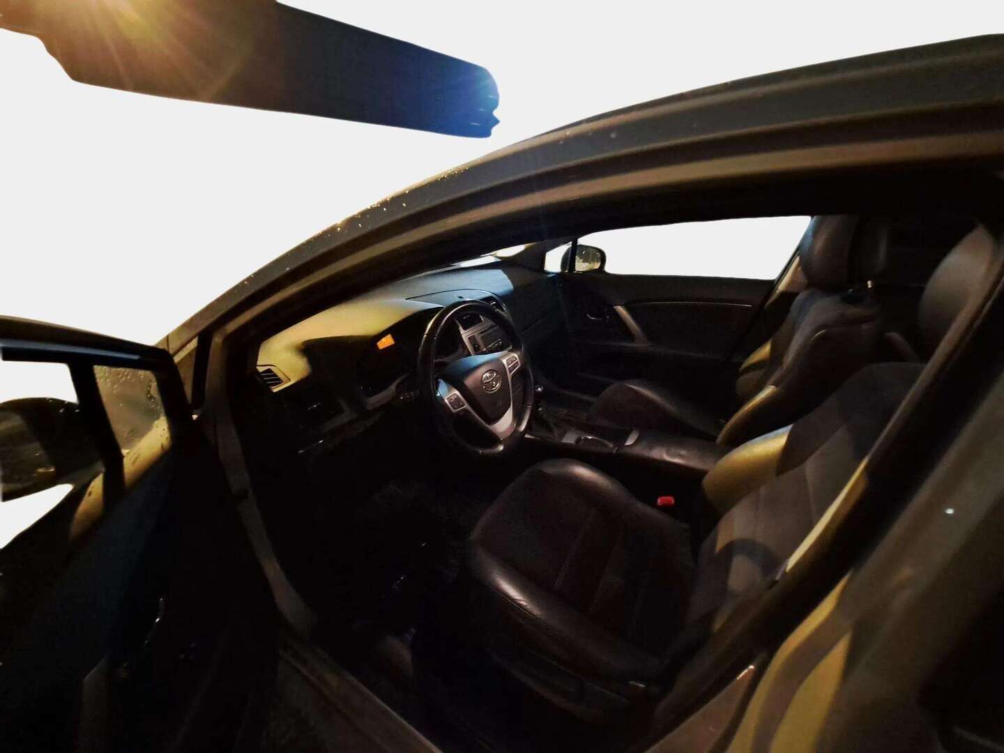 Toyota Avensis 2013 1,8 Valvematic Active Wagon* P-kamera / Lohkolämmitin / Navi / Vetokoukku * - * Kahdet renkaat / särmä huoltohistoria / Juuri huollettu *