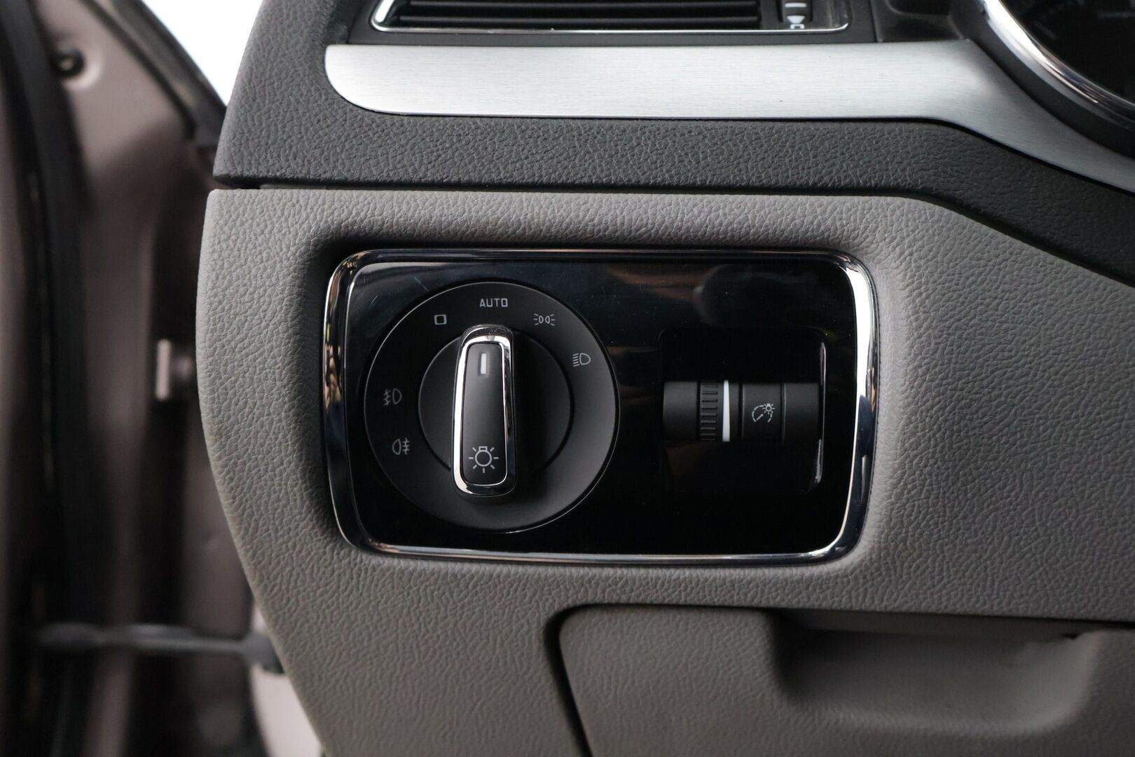 Skoda Superb 2014 2,0 TDI 170 Ambition * Webasto / Tutka / Xenon-ajovalot / Vakkari * - * 2-omisteinen Suomi-auto / 2x hyvät renkaat ja vanteet / Säännöllisesti huollettu ja juuri katsastettu *