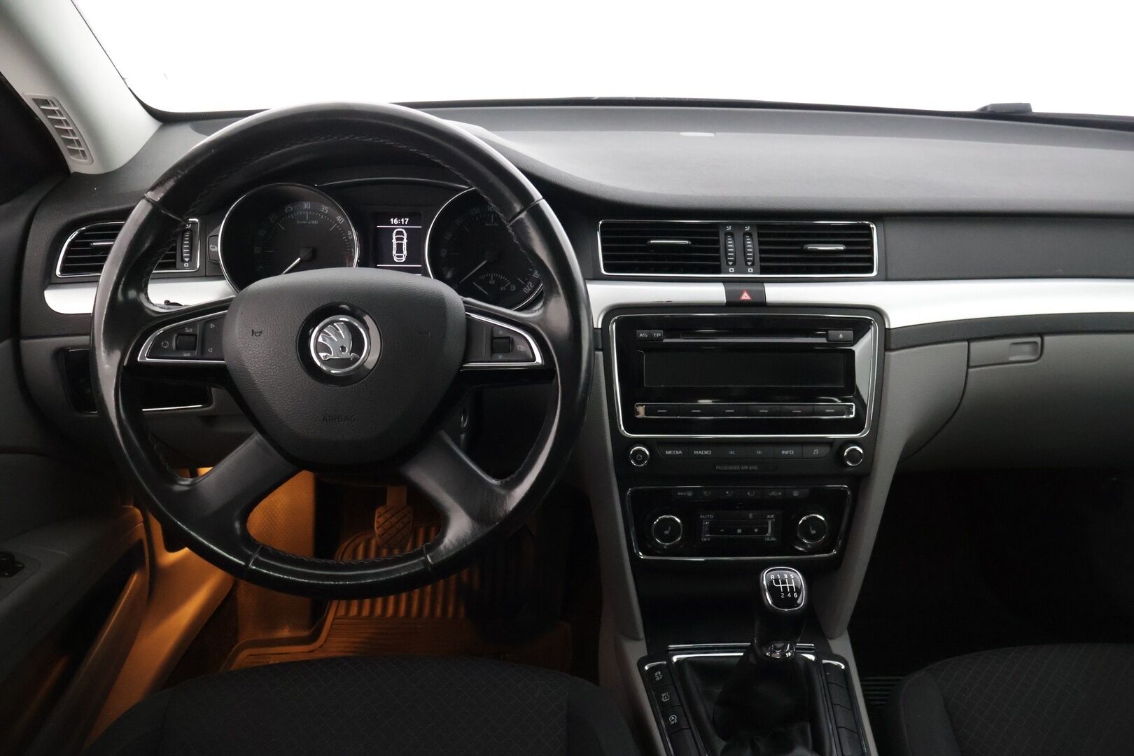 Skoda Superb 2014 2,0 TDI 170 Ambition * Webasto / Tutka / Xenon-ajovalot / Vakkari * - * 2-omisteinen Suomi-auto / 2x hyvät renkaat ja vanteet / Säännöllisesti huollettu ja juuri katsastettu *