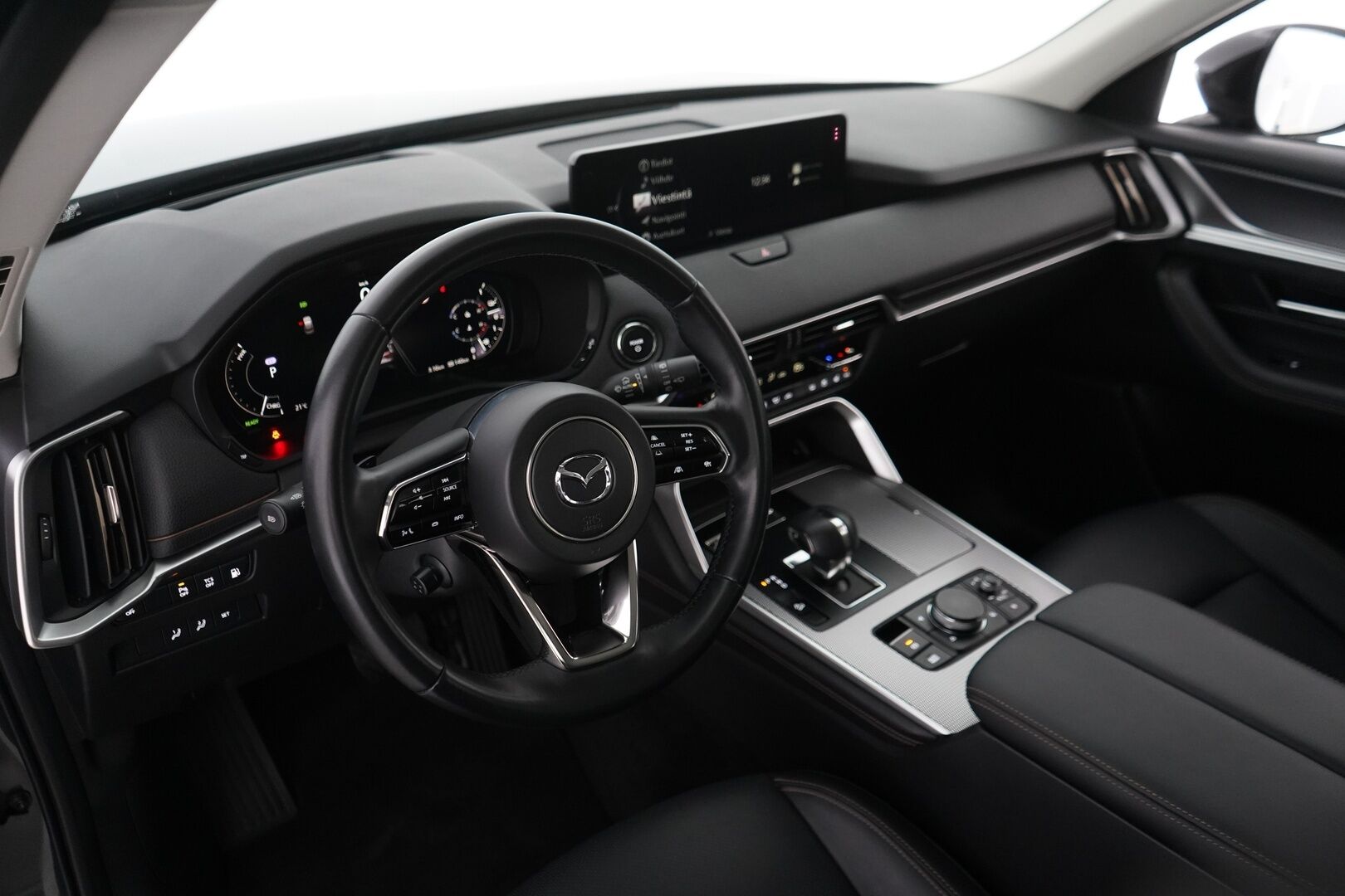Mazda CX-60 2023 2.5 PHEV 8AT AWD Homura Comfort *ACC / Kamera / BLIS / HUD / Keyless* - 3,99 % KORKOTARJOUS TÄHÄN AUTOON - 1.om Suomi-auto / Merkkihuoltohistoria / Myydään juuri huollettuna / Kahdet renkaat alumiinivantein