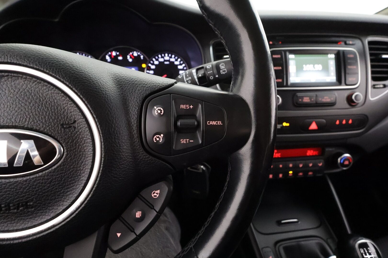 Kia Carens 2015 1,6 ISG Family Edition EcoDynamics 5P * Vakkari / P.tutka / Lohko+SIsä / Ratinlämmitin / Bluetooth * - Suomi-auto / Kahdet renkaat aluvanteilla