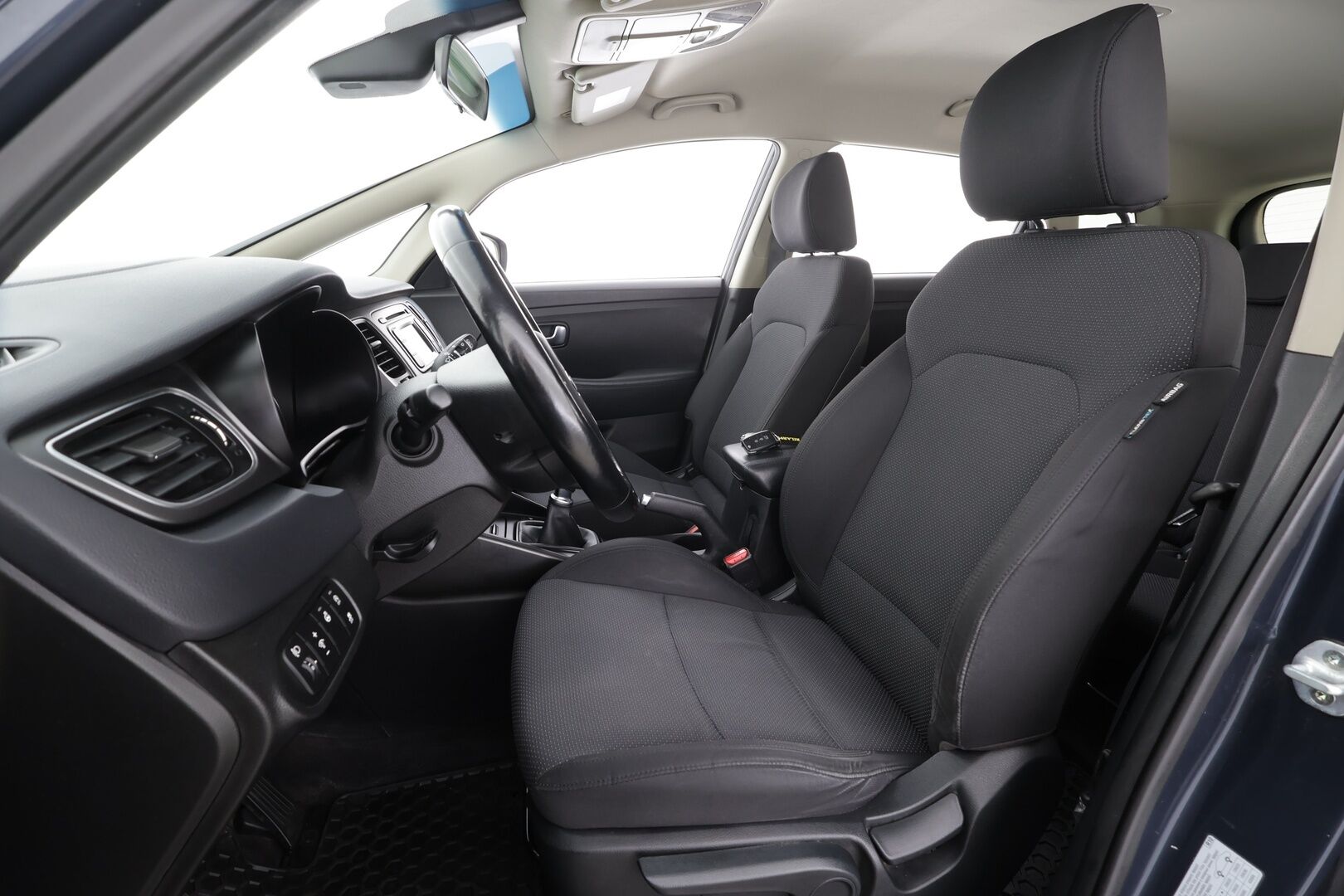 Kia Carens 2015 1,6 ISG Family Edition EcoDynamics 5P * Vakkari / P.tutka / Lohko+SIsä / Ratinlämmitin / Bluetooth * - Suomi-auto / Kahdet renkaat aluvanteilla