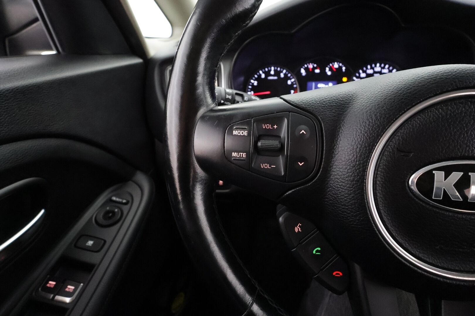 Kia Carens 2015 1,6 ISG Family Edition EcoDynamics 5P * Vakkari / P.tutka / Lohko+SIsä / Ratinlämmitin / Bluetooth * - Suomi-auto / Kahdet renkaat aluvanteilla