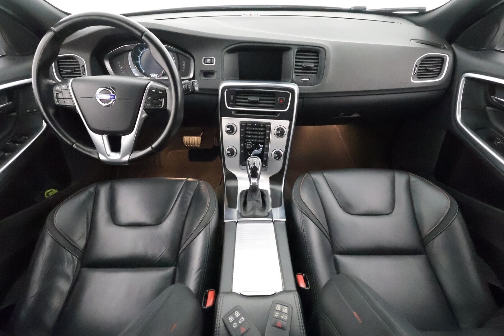 Volvo V60 2015 D4 Ocean Race Business aut **1-om Suomi-auto / Webasto / Vakkari / Koukku / Nahkasisusta / Kahdet renkaat**