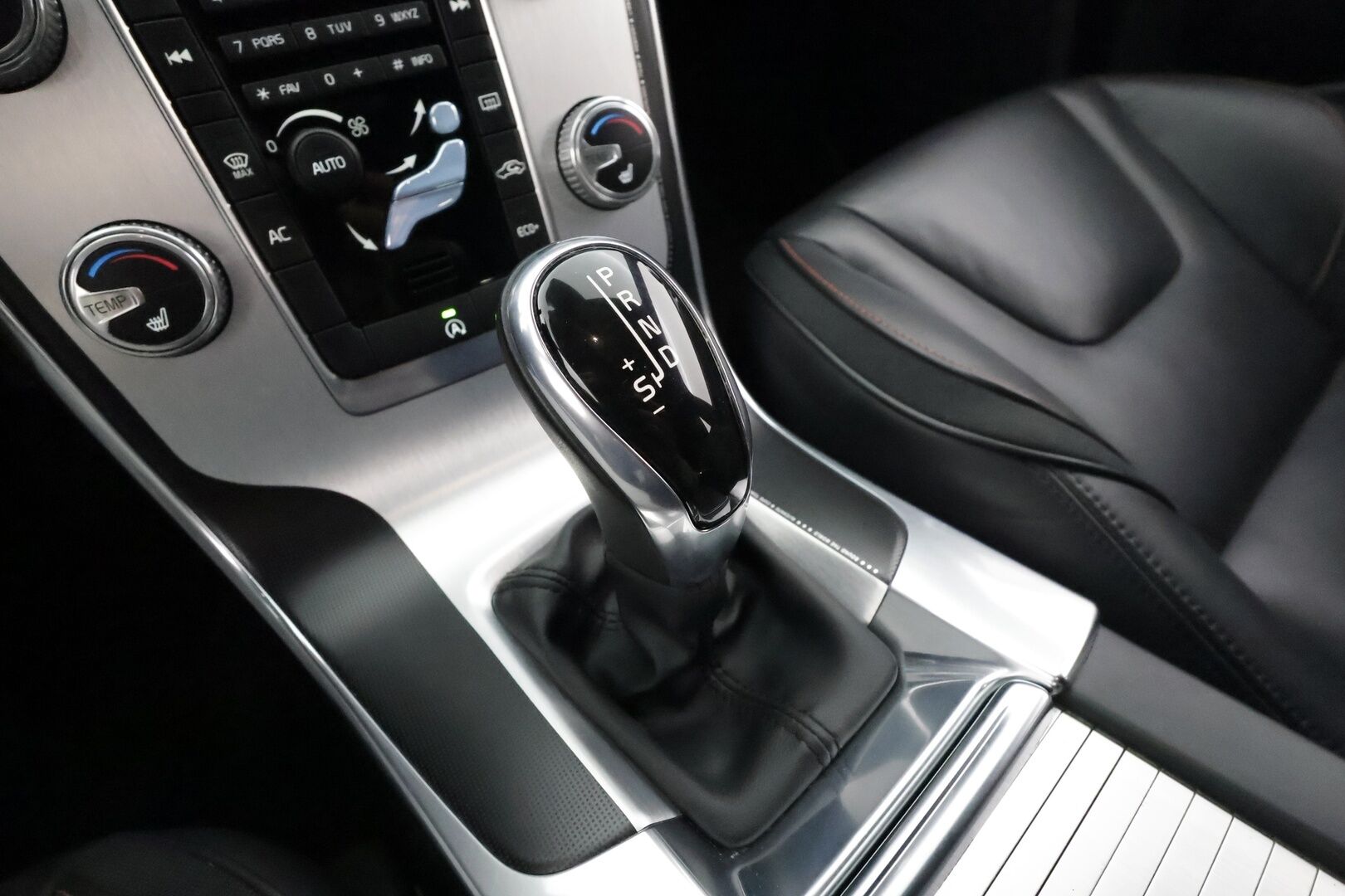 Volvo V60 2015 D4 Ocean Race Business aut **1-om Suomi-auto / Webasto / Vakkari / Koukku / Nahkasisusta / Kahdet renkaat**