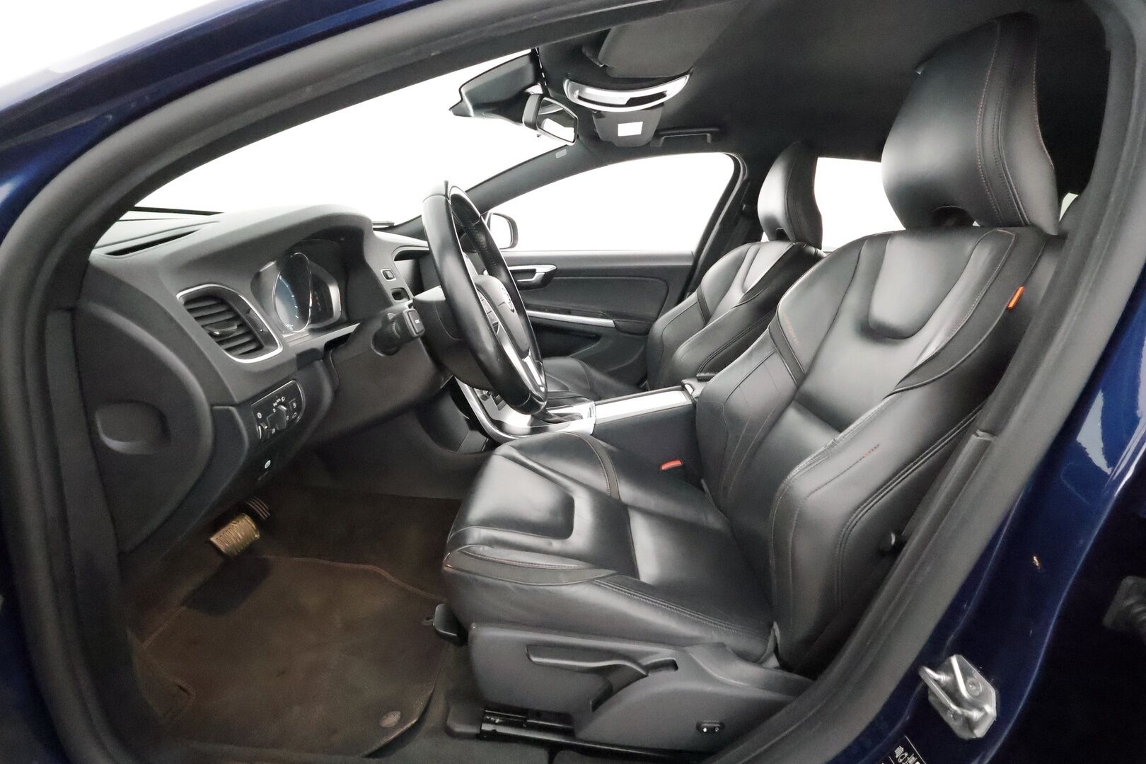 Volvo V60 2015 D4 Ocean Race Business aut **1-om Suomi-auto / Webasto / Vakkari / Koukku / Nahkasisusta / Kahdet renkaat**
