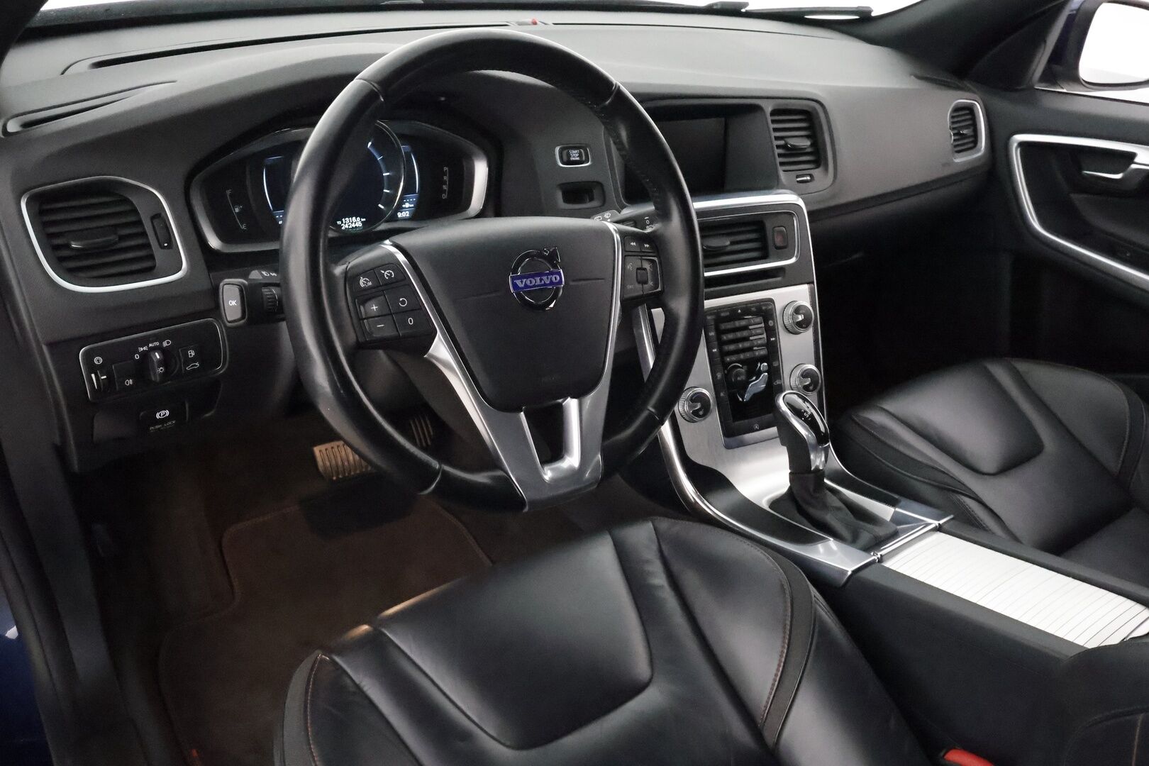 Volvo V60 2015 D4 Ocean Race Business aut **1-om Suomi-auto / Webasto / Vakkari / Koukku / Nahkasisusta / Kahdet renkaat**
