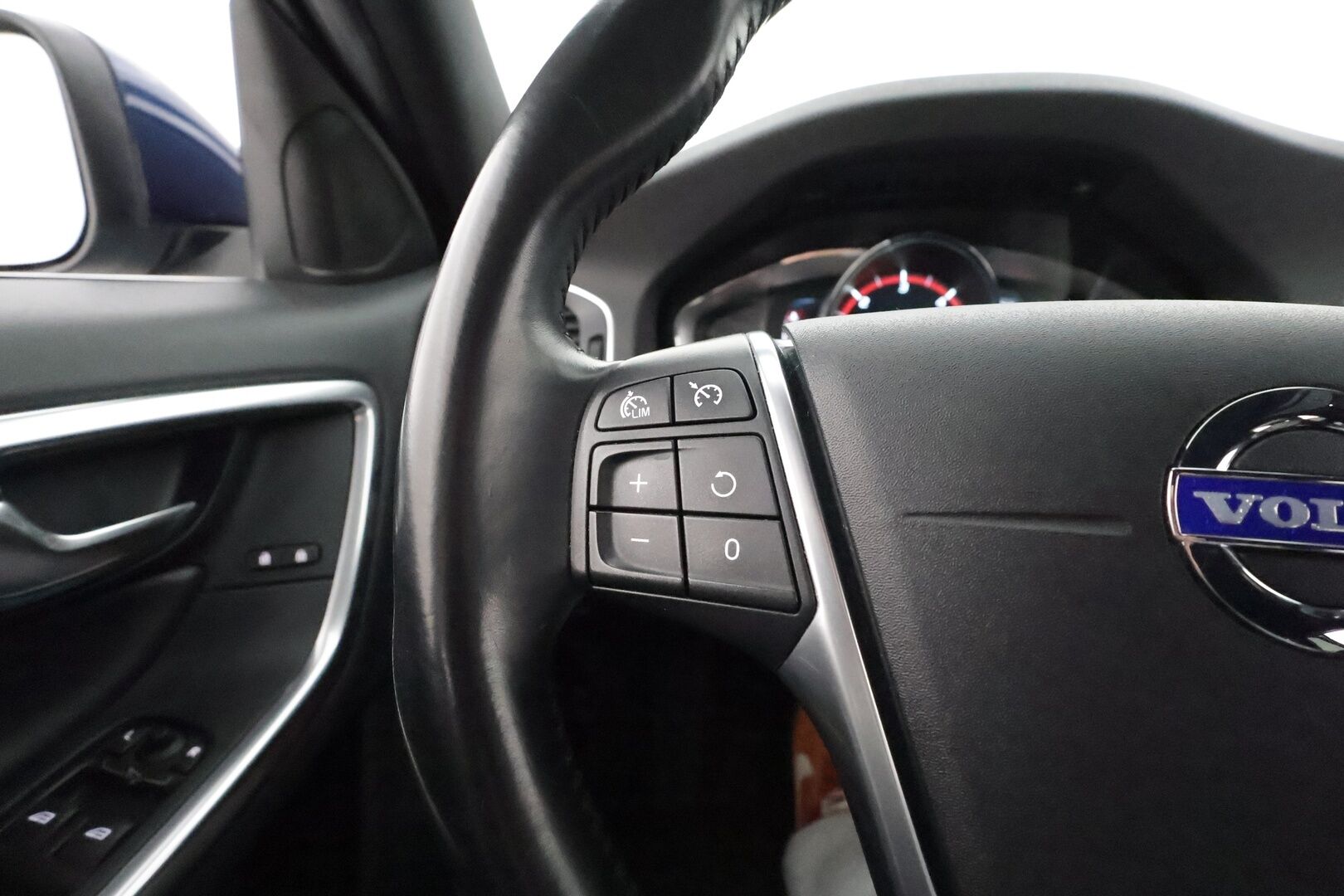 Volvo V60 2015 D4 Ocean Race Business aut **1-om Suomi-auto / Webasto / Vakkari / Koukku / Nahkasisusta / Kahdet renkaat**