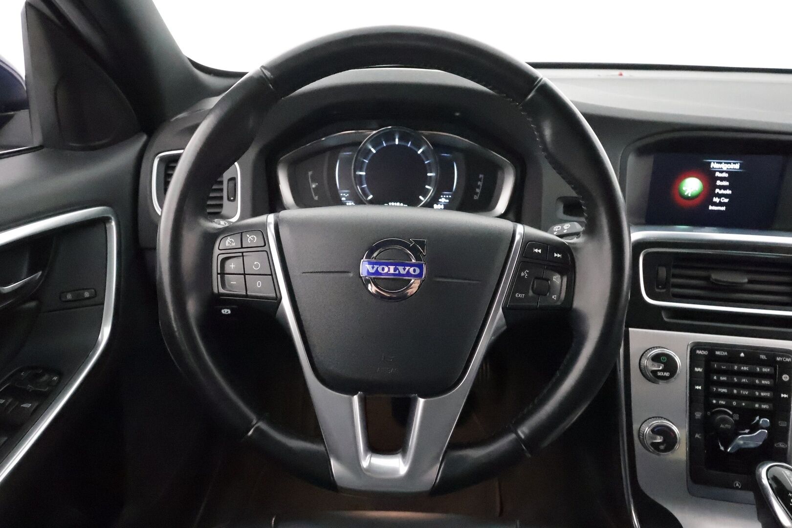 Volvo V60 2015 D4 Ocean Race Business aut **1-om Suomi-auto / Webasto / Vakkari / Koukku / Nahkasisusta / Kahdet renkaat**