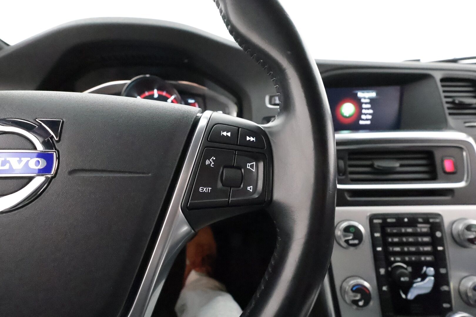 Volvo V60 2015 D4 Ocean Race Business aut **1-om Suomi-auto / Webasto / Vakkari / Koukku / Nahkasisusta / Kahdet renkaat**