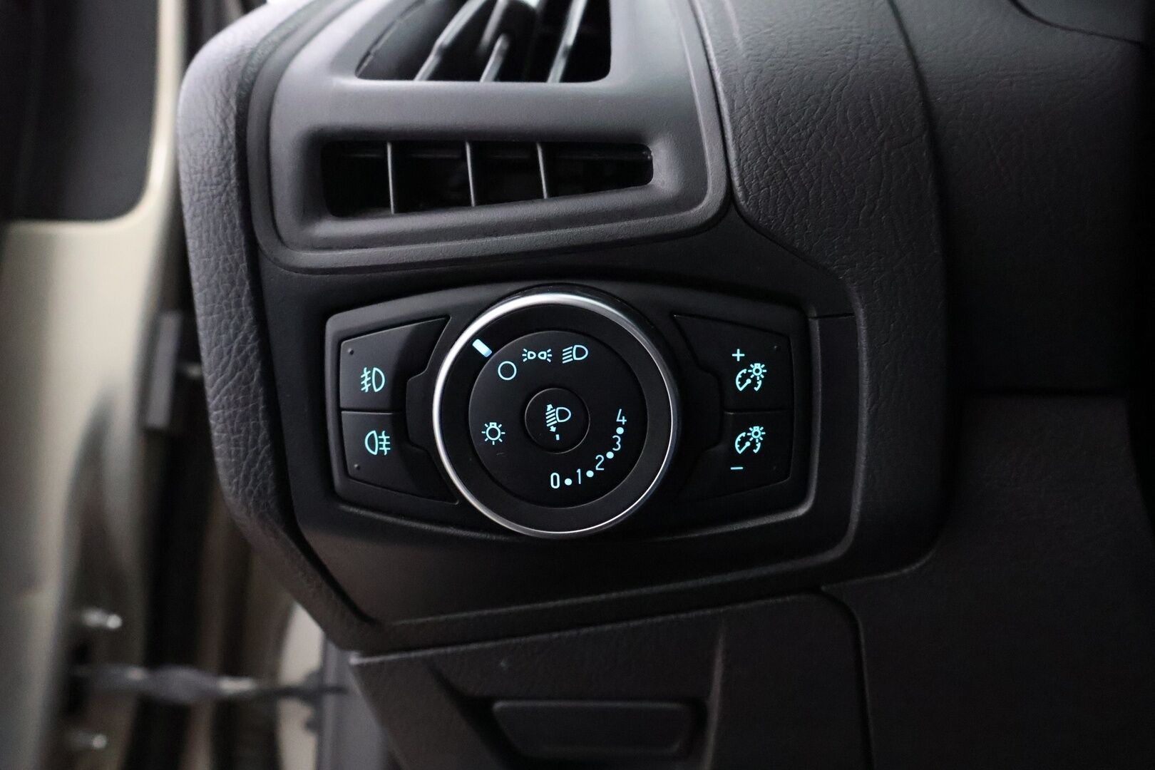 Ford Focus 2015 1,0 EcoBoost 125 hv Start/Stop M6 Trend Wagon - Suomiauto / Merkkihuollettu / Vakkari / Lämmitettävä Tuulilasi / Metalliväri / Juuri tullut Tampereelle!