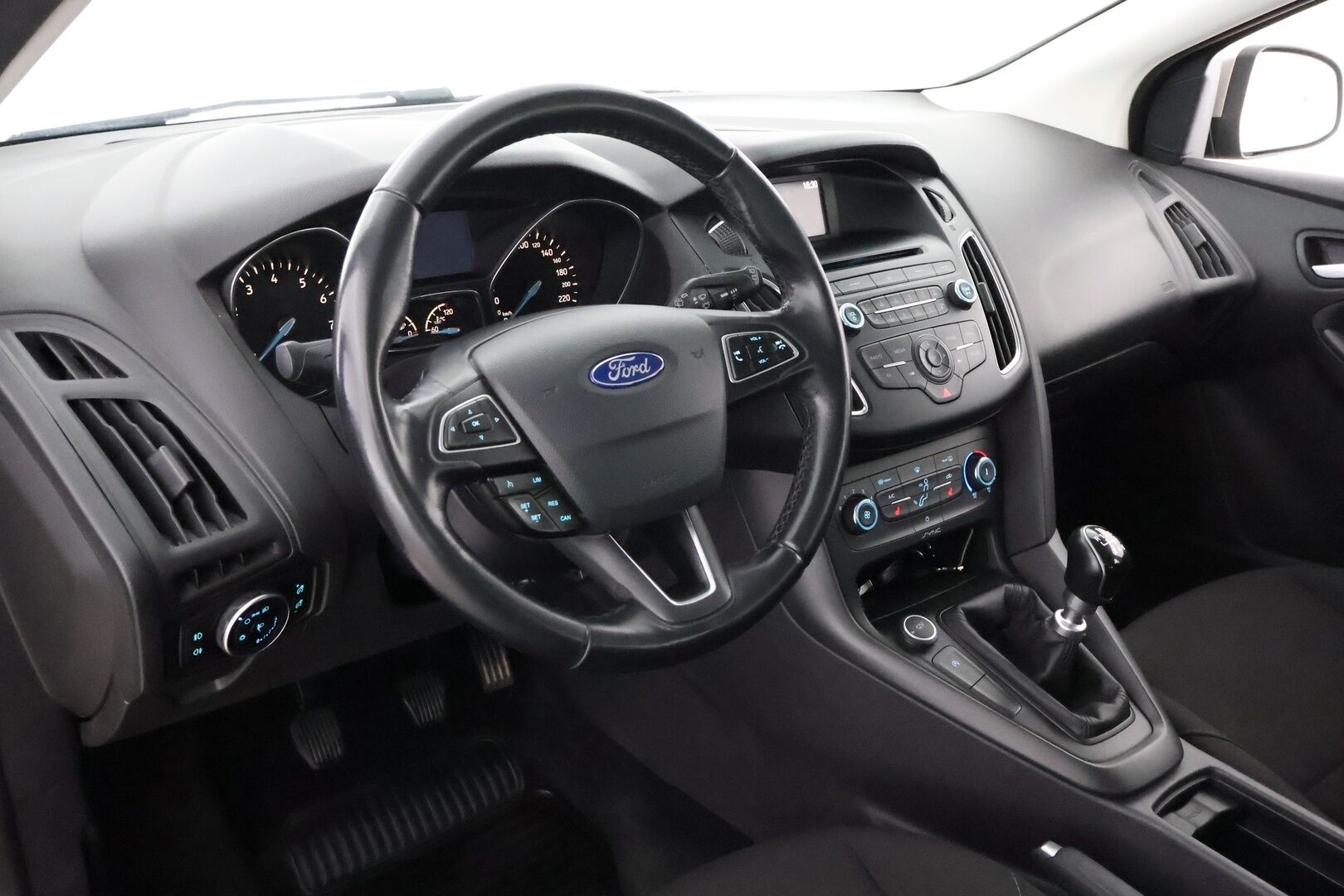 Ford Focus 2015 1,0 EcoBoost 125 hv Start/Stop M6 Trend Wagon - Suomiauto / Merkkihuollettu / Vakkari / Lämmitettävä Tuulilasi / Metalliväri / Juuri tullut Tampereelle!