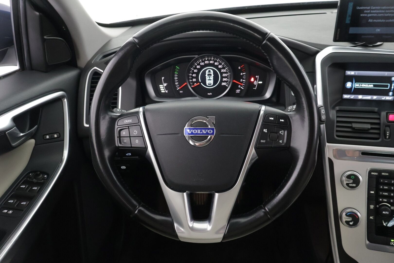 Volvo XC60 2015 D4 Ocean Race Business *Myydään Huutokaupat.com* / Webasto / Vakkari / Koukku / Bluetooth / Vaalea nahkasisusta / Sähköluukku / 2x renkaat / - / Todella hieno Ocean race malli / Hyvät varusteet / Hieno väri /