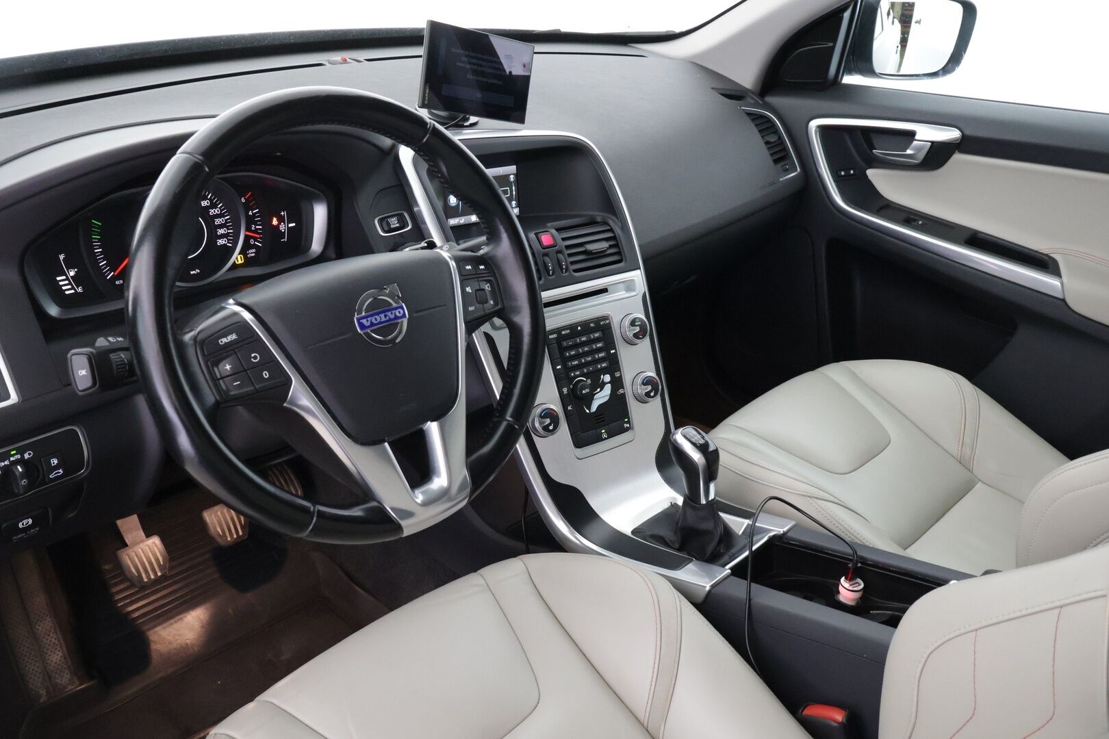 Volvo XC60 2015 D4 Ocean Race Business *Myydään Huutokaupat.com* / Webasto / Vakkari / Koukku / Bluetooth / Vaalea nahkasisusta / Sähköluukku / 2x renkaat / - / Todella hieno Ocean race malli / Hyvät varusteet / Hieno väri /