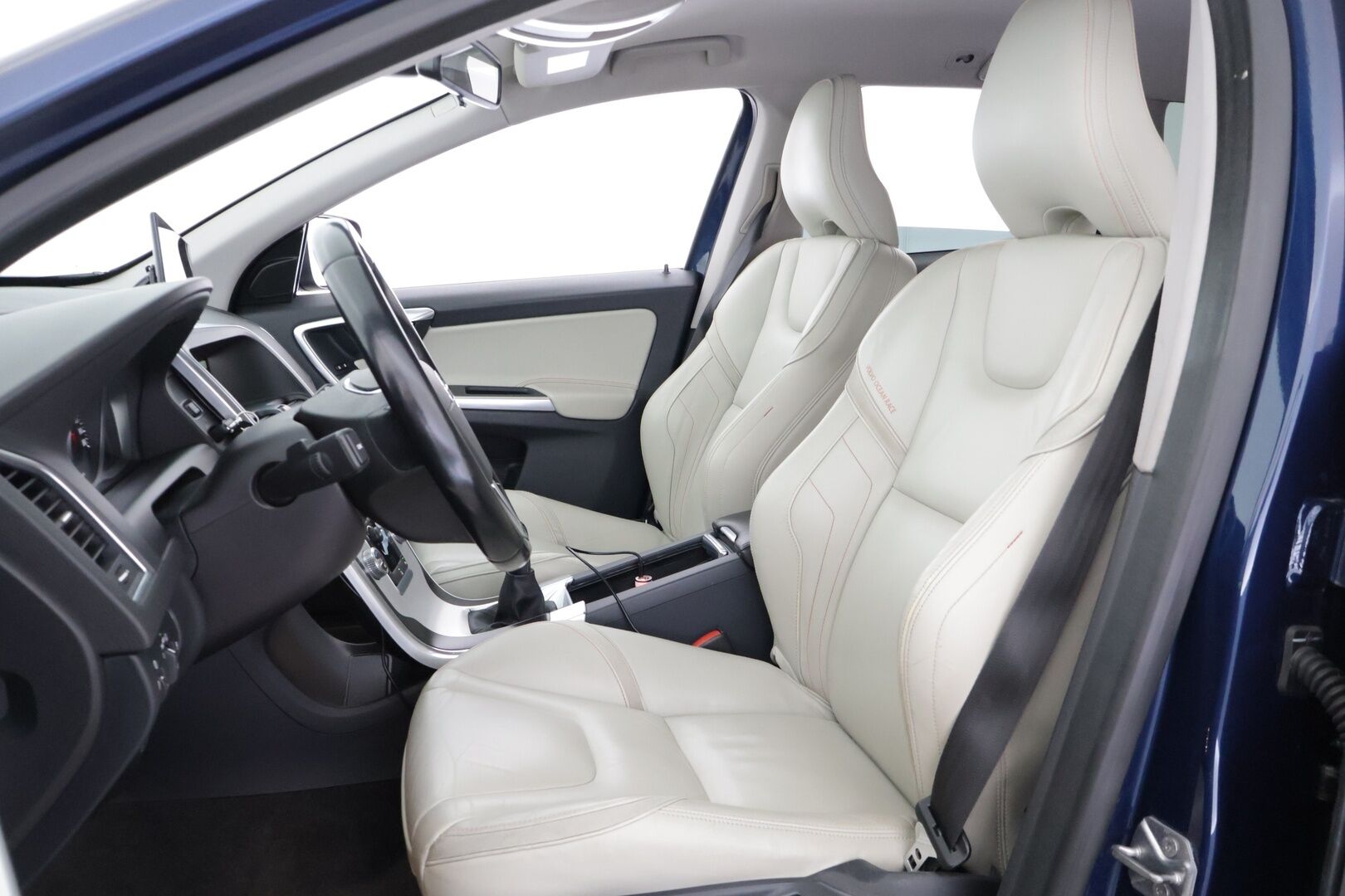Volvo XC60 2015 D4 Ocean Race Business *Myydään Huutokaupat.com* / Webasto / Vakkari / Koukku / Bluetooth / Vaalea nahkasisusta / Sähköluukku / 2x renkaat / - / Todella hieno Ocean race malli / Hyvät varusteet / Hieno väri /