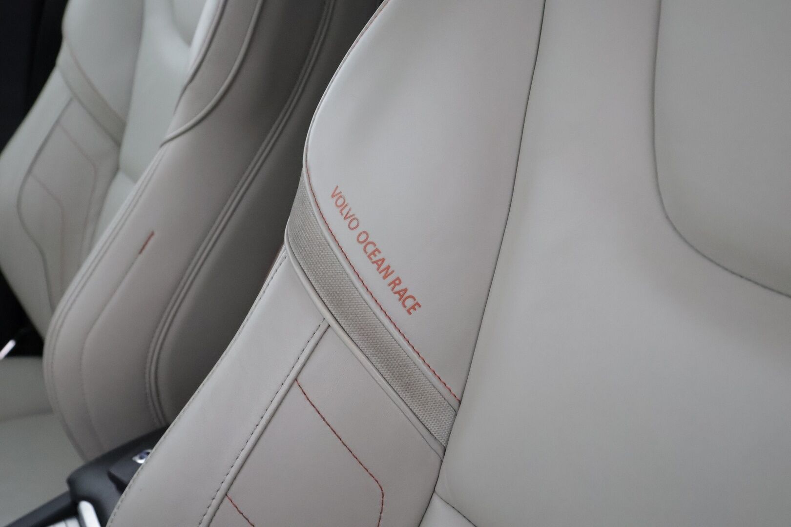 Volvo XC60 2015 D4 Ocean Race Business *Myydään Huutokaupat.com* / Webasto / Vakkari / Koukku / Bluetooth / Vaalea nahkasisusta / Sähköluukku / 2x renkaat / - / Todella hieno Ocean race malli / Hyvät varusteet / Hieno väri /