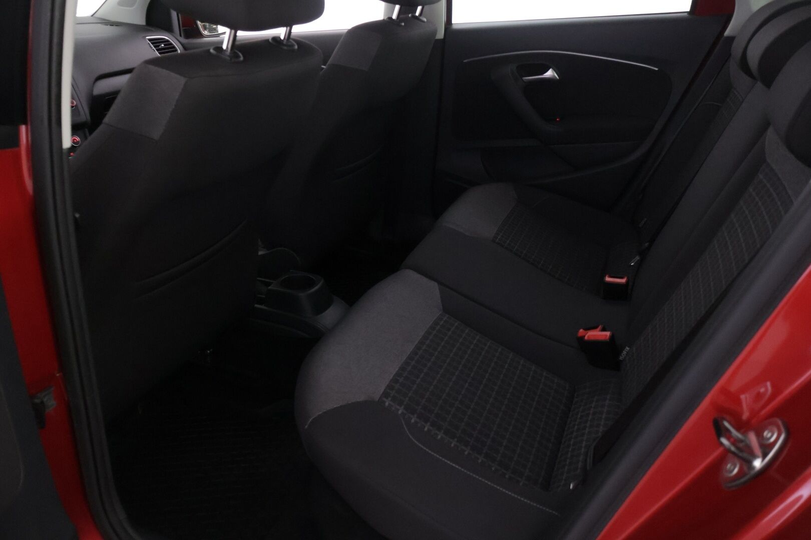 Volkswagen Polo 2015 Comfortline 1,2 TSI 66 kW (90 hv) BlueMotion Technology 4-ovinen - Suomi-auto | Facelift | Lohko+sisäp | Autom.ilmastointi | Vakkari | 2x hyvät renkaat vanteilla | Juuri huollettu ja vaihdettu jakohihna! | Siistikuntoinen yksilö!
