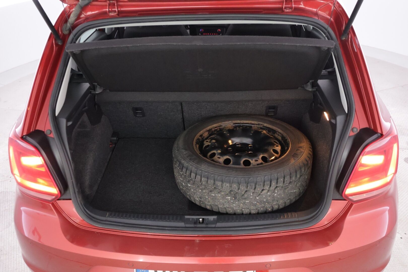 Volkswagen Polo 2015 Comfortline 1,2 TSI 66 kW (90 hv) BlueMotion Technology 4-ovinen - Suomi-auto | Facelift | Lohko+sisäp | Autom.ilmastointi | Vakkari | 2x hyvät renkaat vanteilla | Juuri huollettu ja vaihdettu jakohihna! | Siistikuntoinen yksilö!