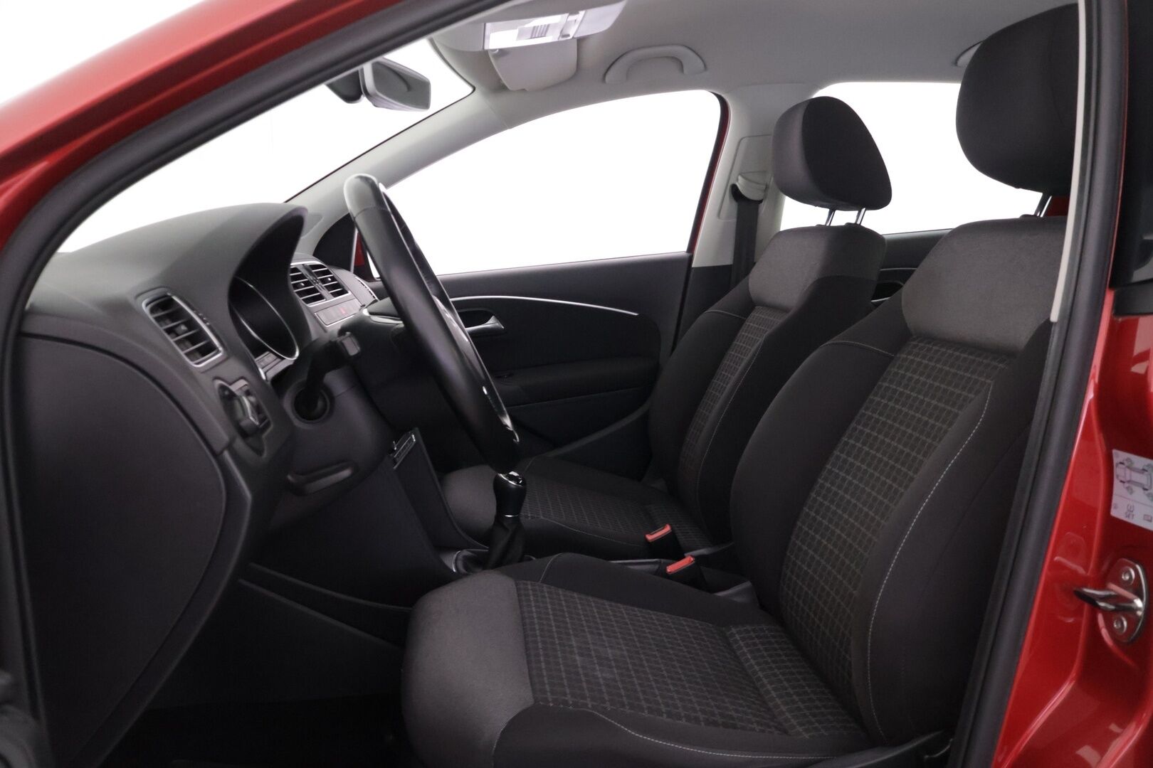 Volkswagen Polo 2015 Comfortline 1,2 TSI 66 kW (90 hv) BlueMotion Technology 4-ovinen - Suomi-auto | Facelift | Lohko+sisäp | Autom.ilmastointi | Vakkari | 2x hyvät renkaat vanteilla | Juuri huollettu ja vaihdettu jakohihna! | Siistikuntoinen yksilö!