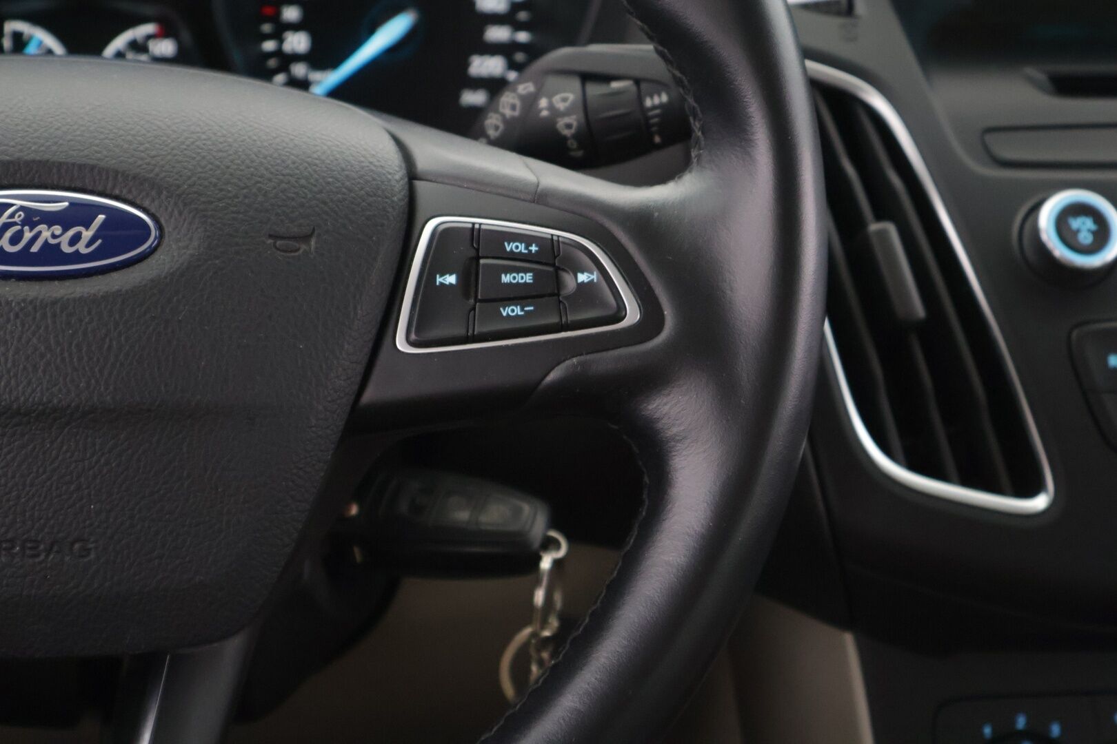 Ford Focus 2015 1,0 EcoBoost 125 hv Start/Stop M6 Trend Wagon - *Lohko / Tutkat / Lämmitettävä tuulilasi / Juuri katsastettu / Myydään Huutokaupat.com*